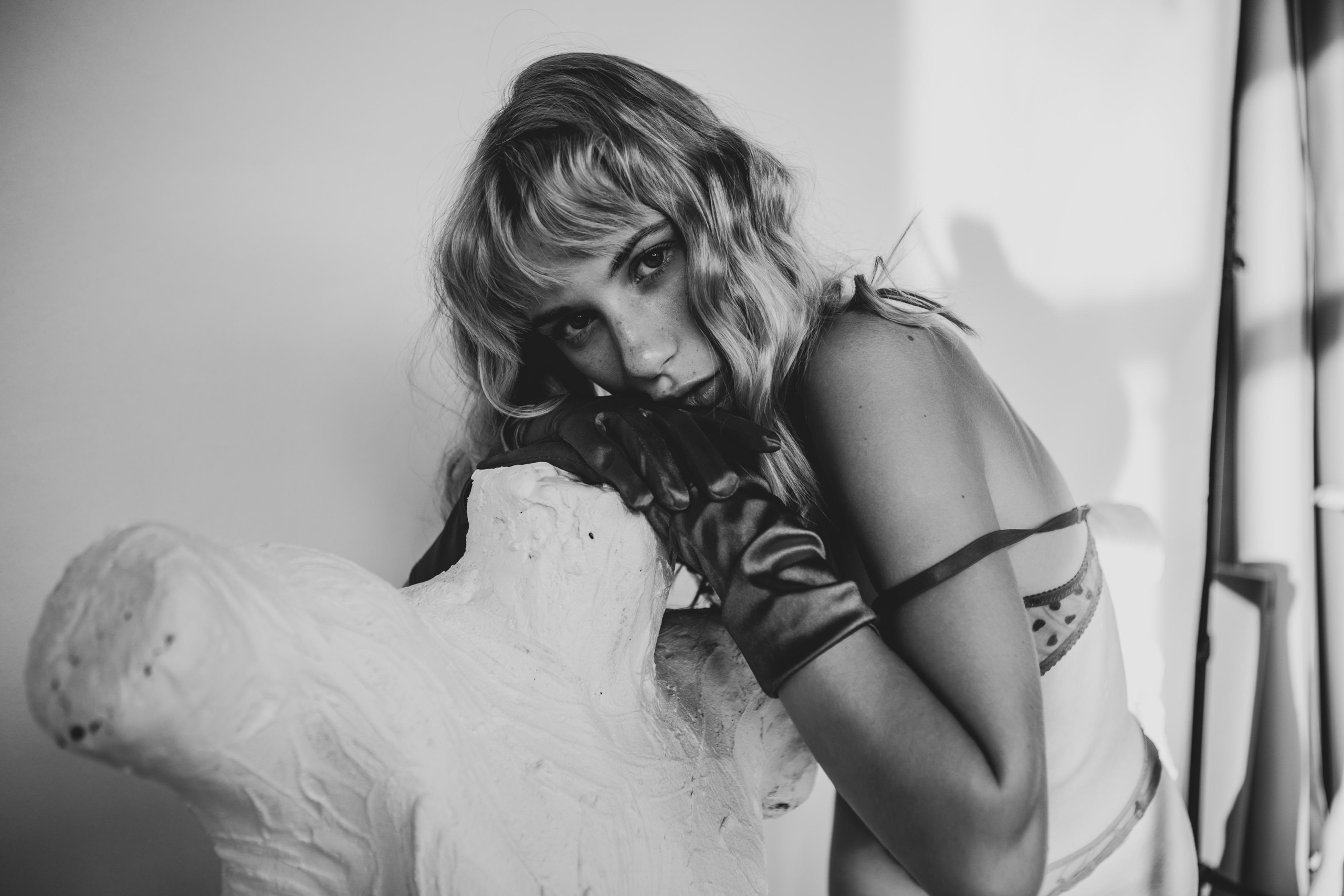 Фотосессия девушки в белье со скульптурами