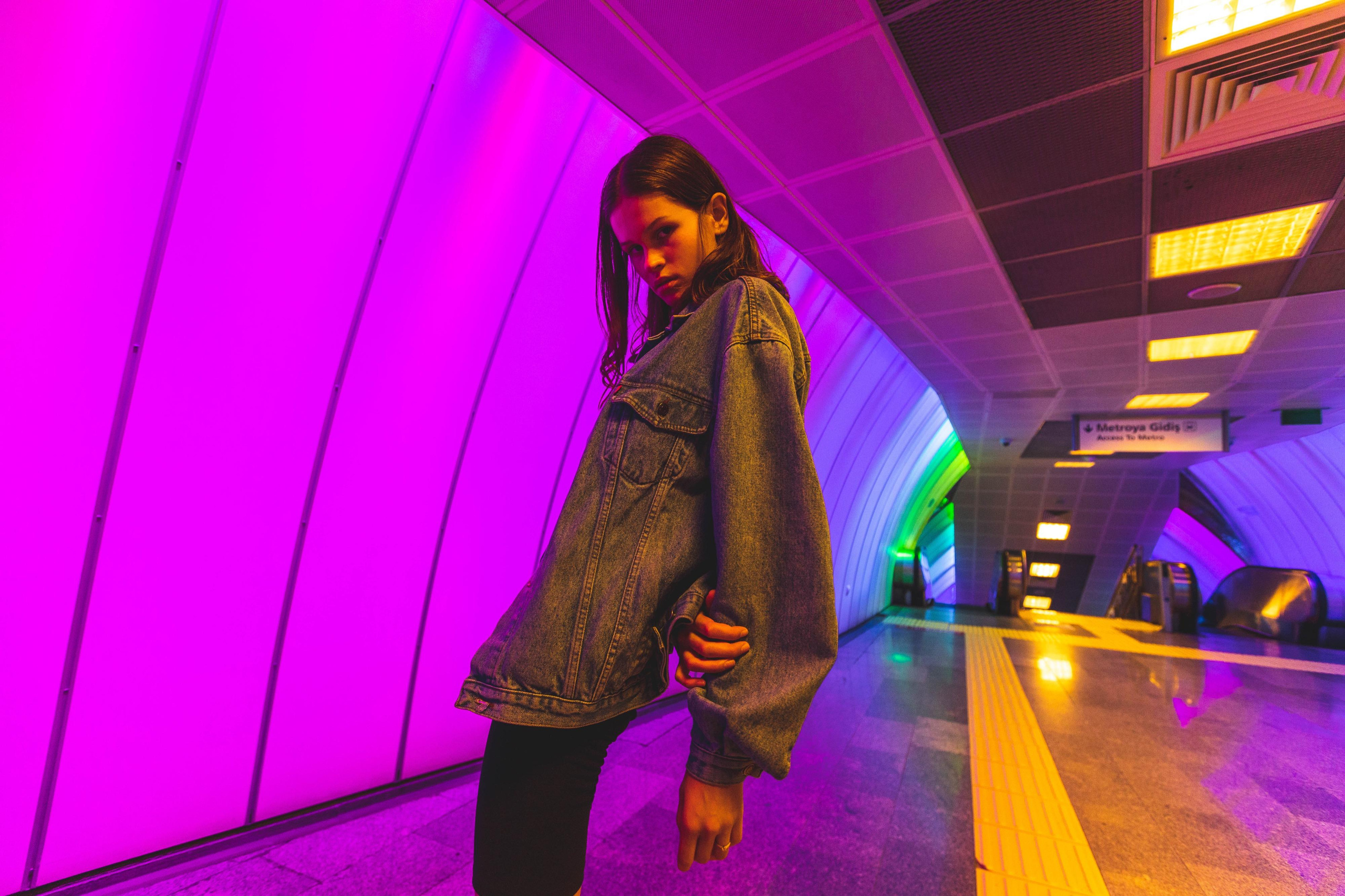Фотосессия в метро. Девушка в джинсовке позирует на фоне стамбульского метро