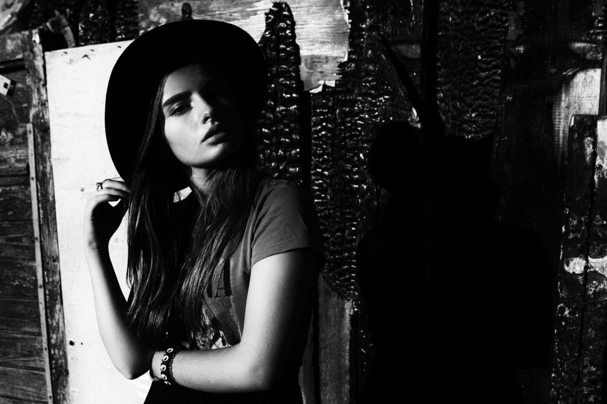 Черно-белый контрастный портрет девушки в шляпе