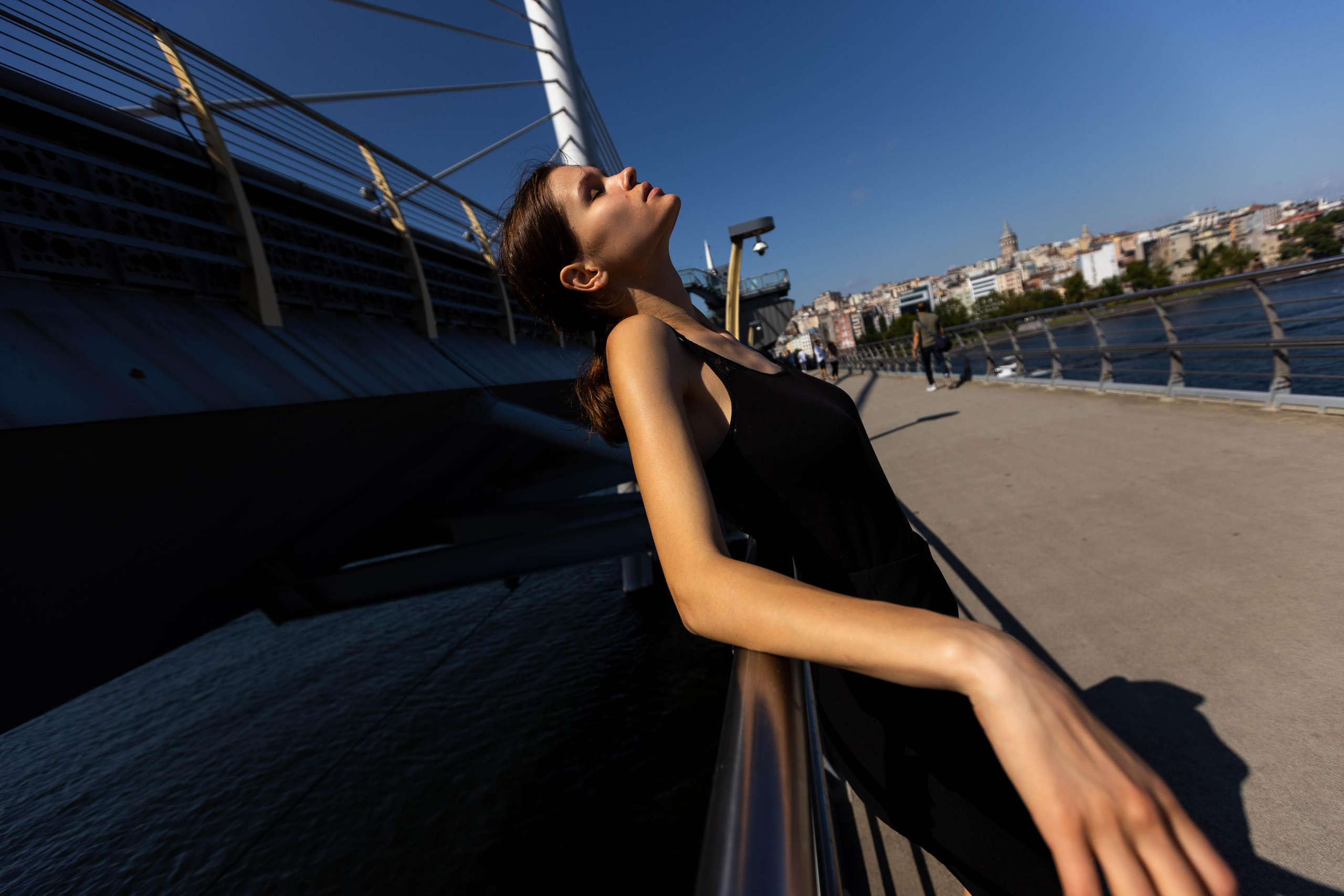 Фотосессия модели в черной майке в Стамбуле на Босфорском мосту. На широкоуголный объектив