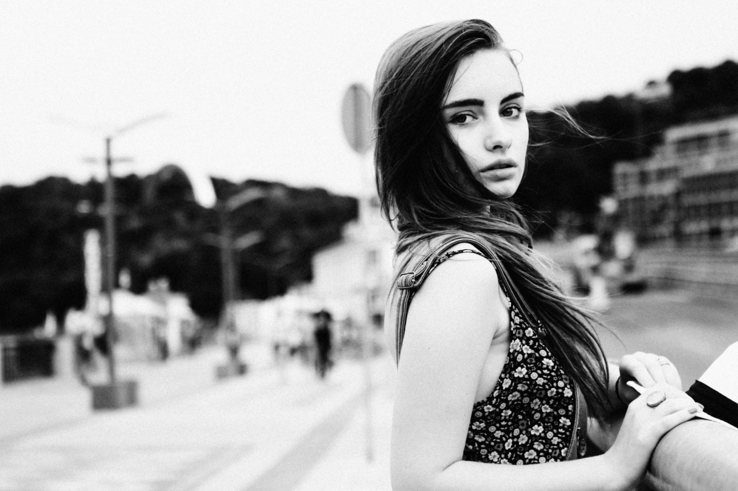 Черно белый портрет модели на  набережной, на подоле в Киеве