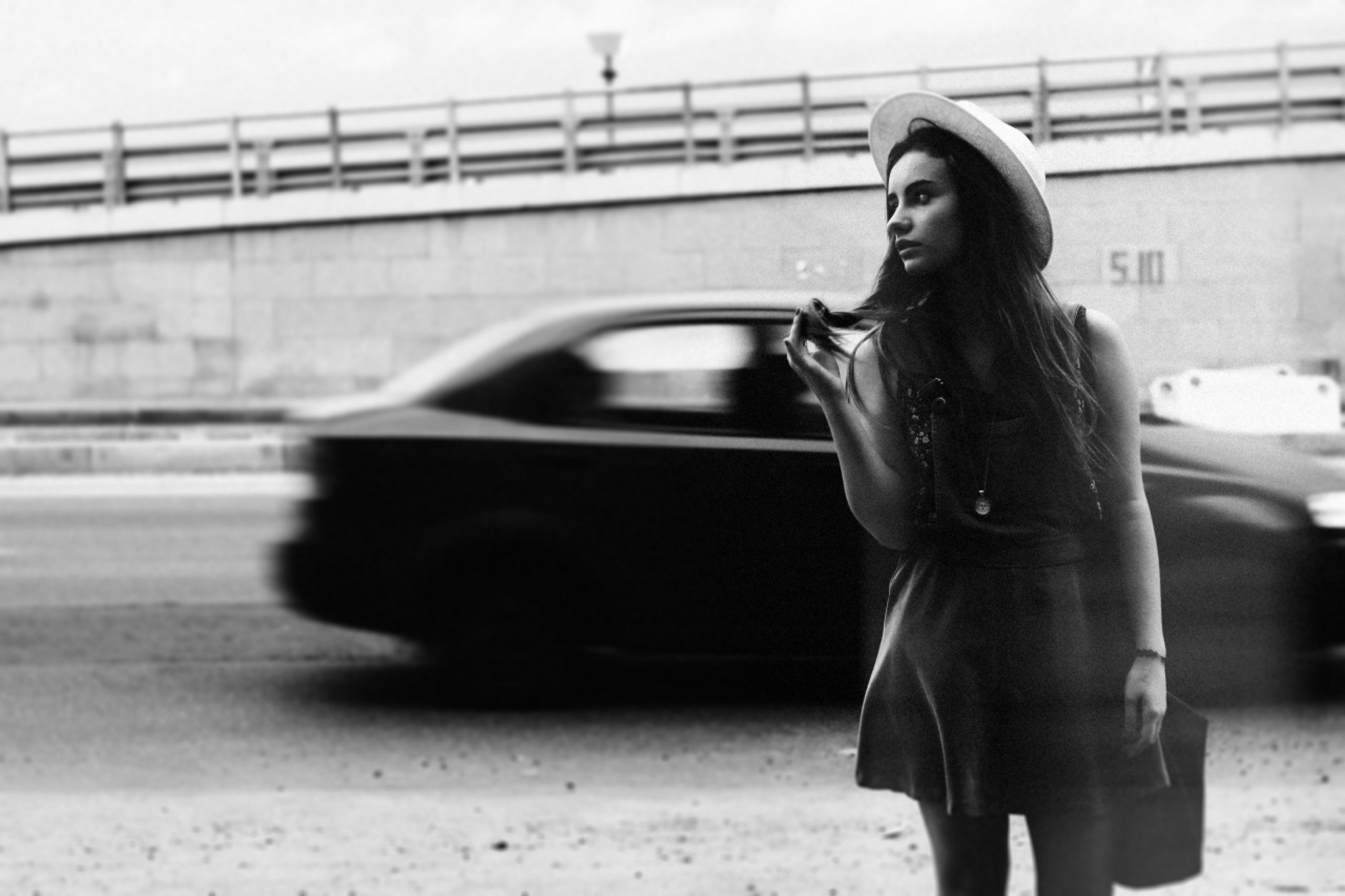 Фотосессия девушки в Киеве, на фоне проезжает машина 