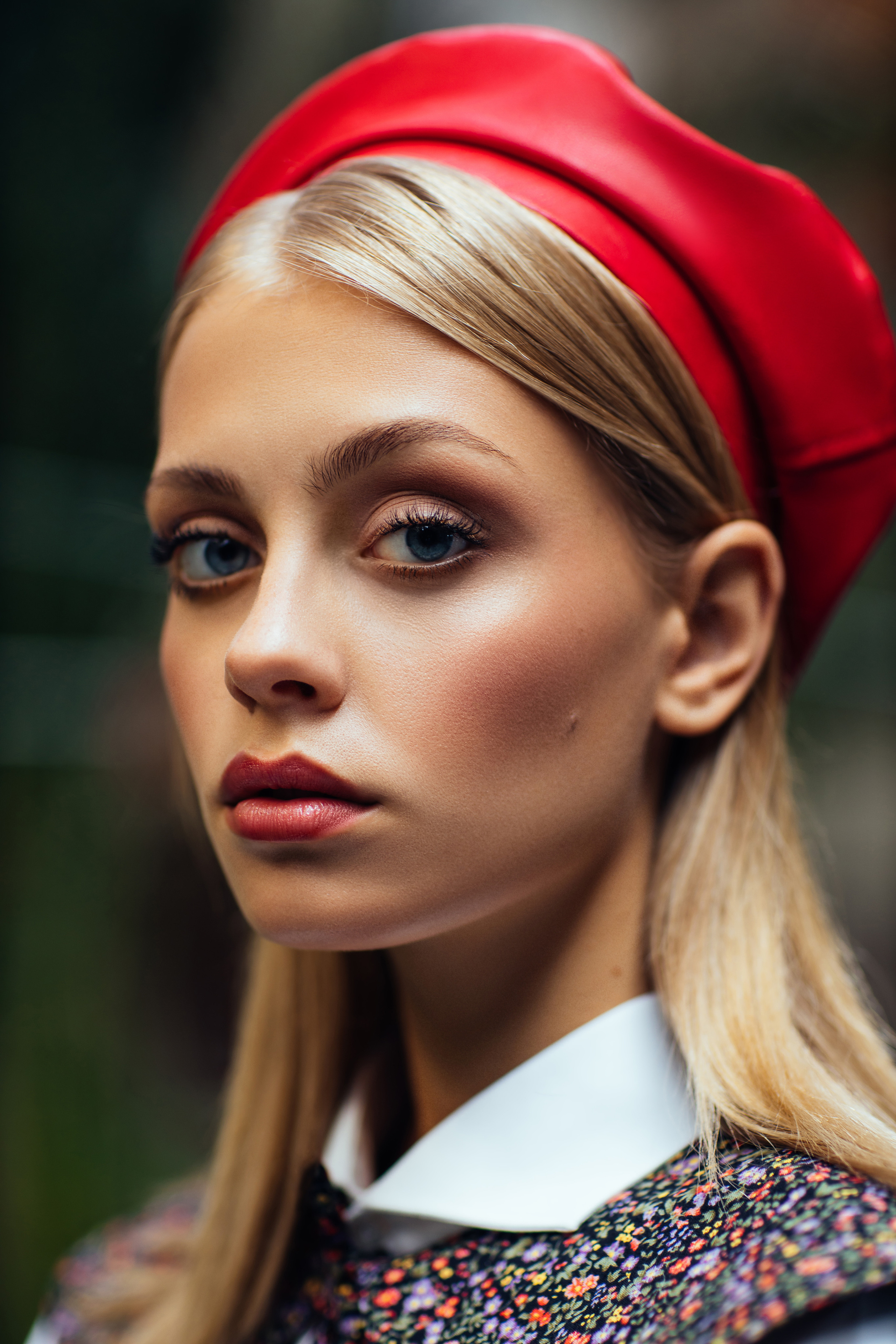 Девушка в красном берете