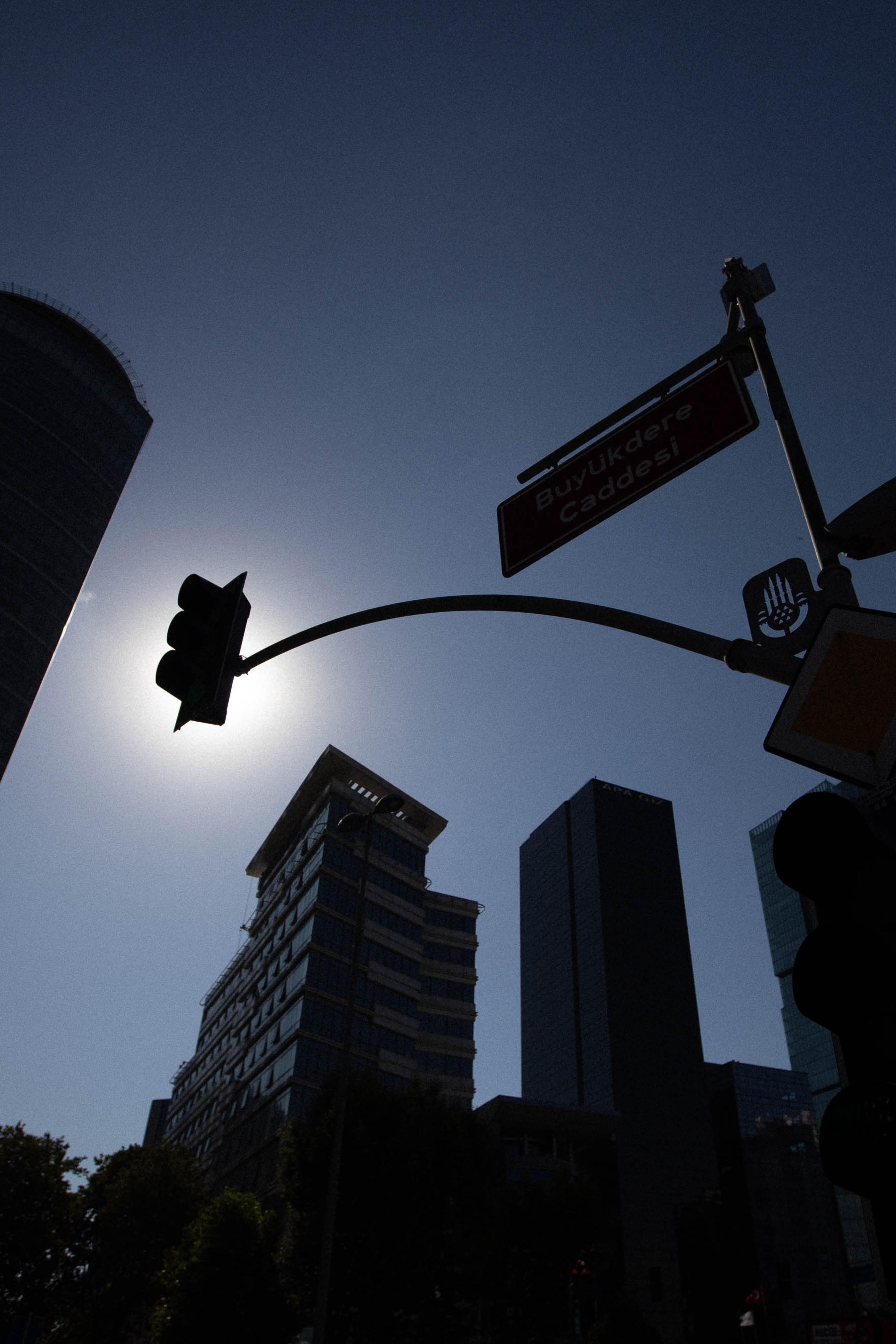 Светофор на фоне заката в Стамбуле