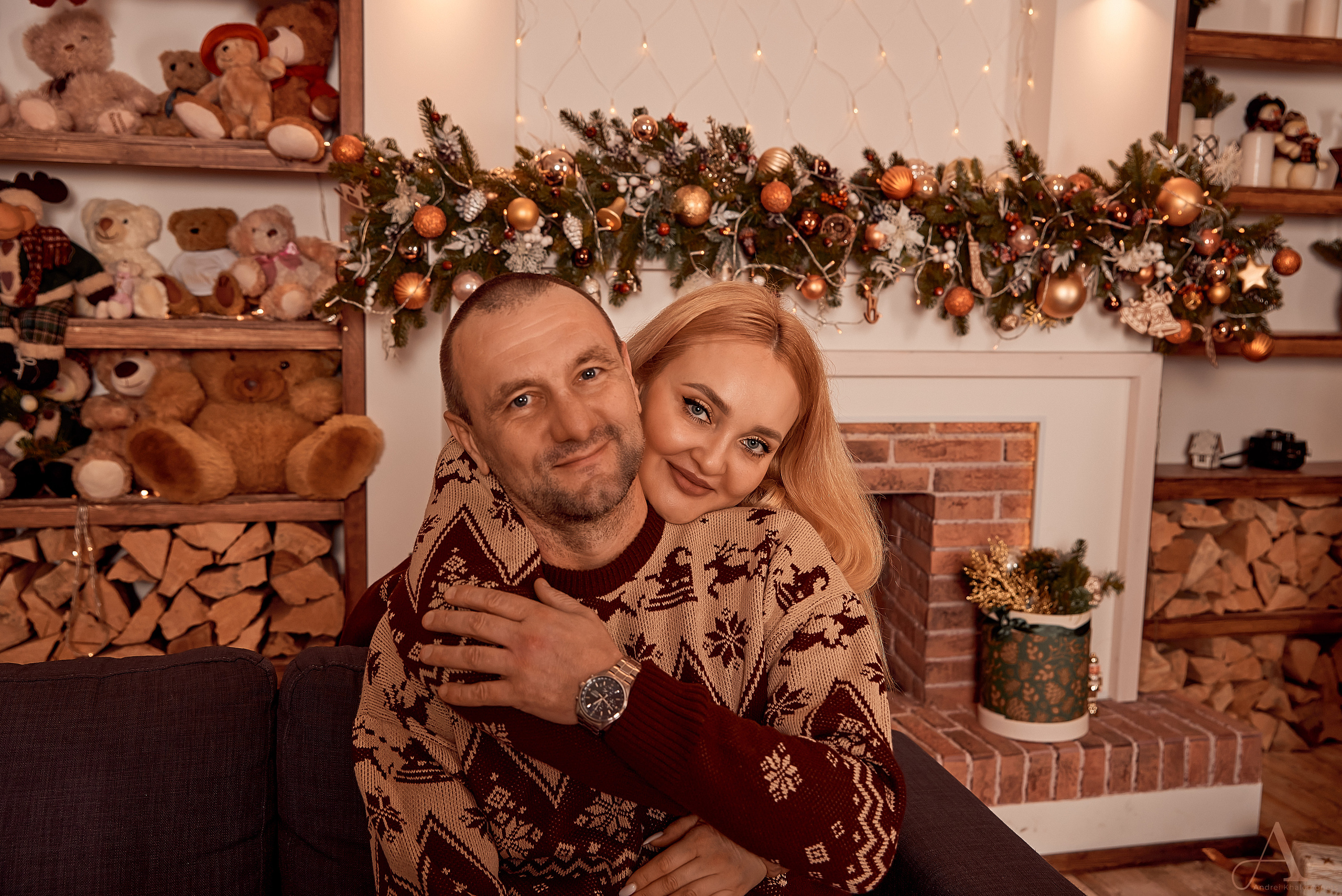 Жена обнимает мужа, семейное рождественское фото.