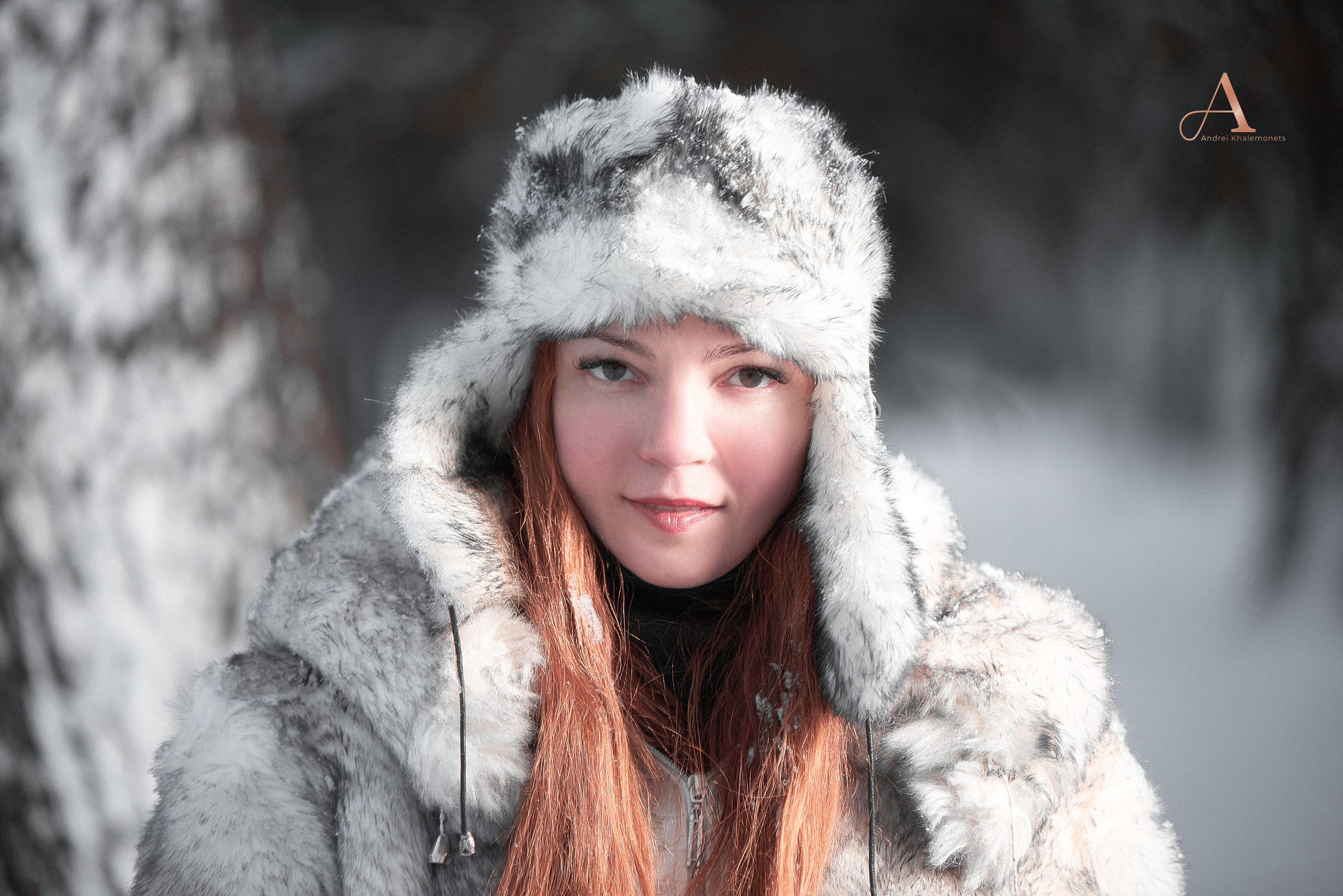 Крупный план, рыжеволосая девушка с меховой шляпе.