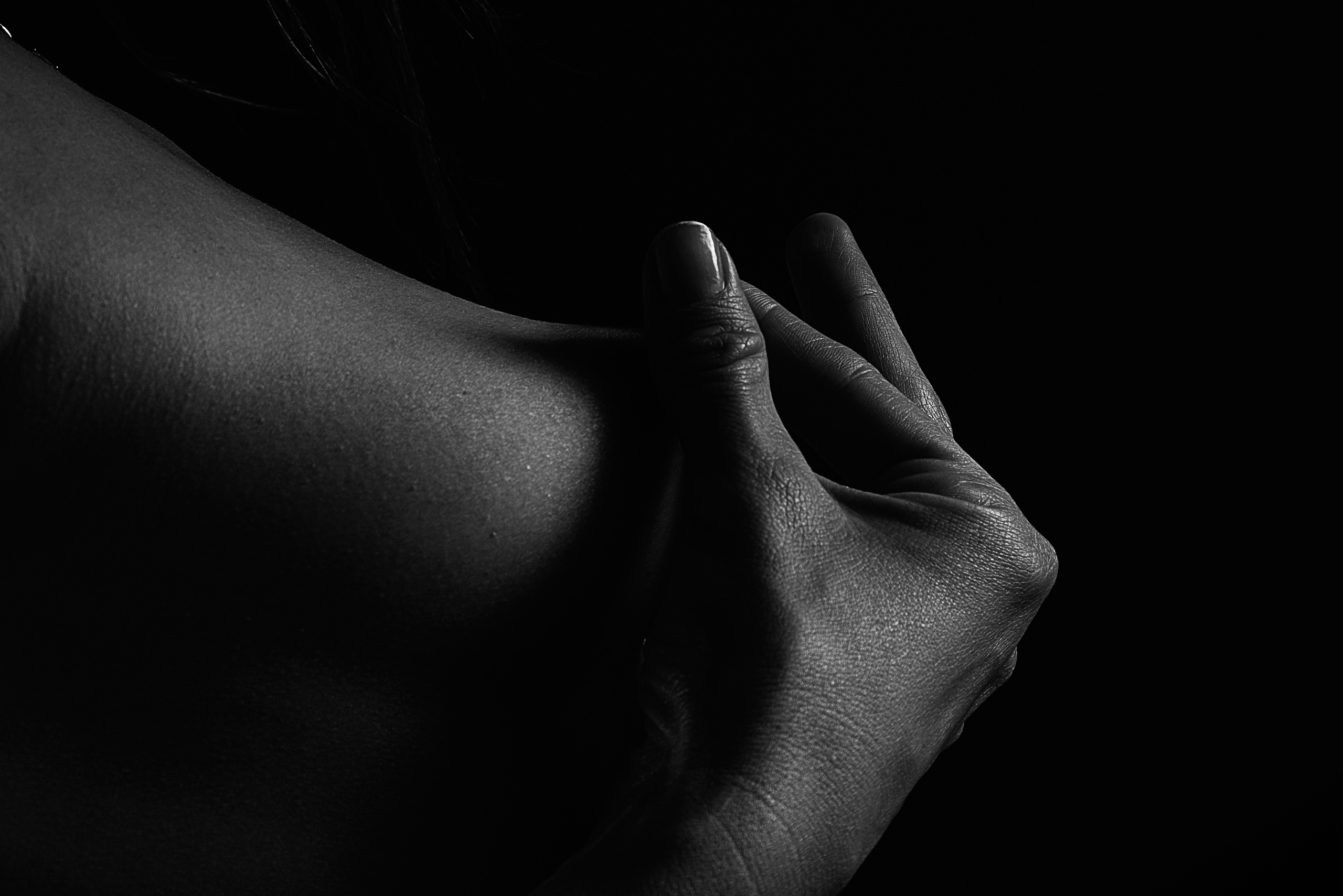 Красивая женская грудь, держит сосок пальцами.