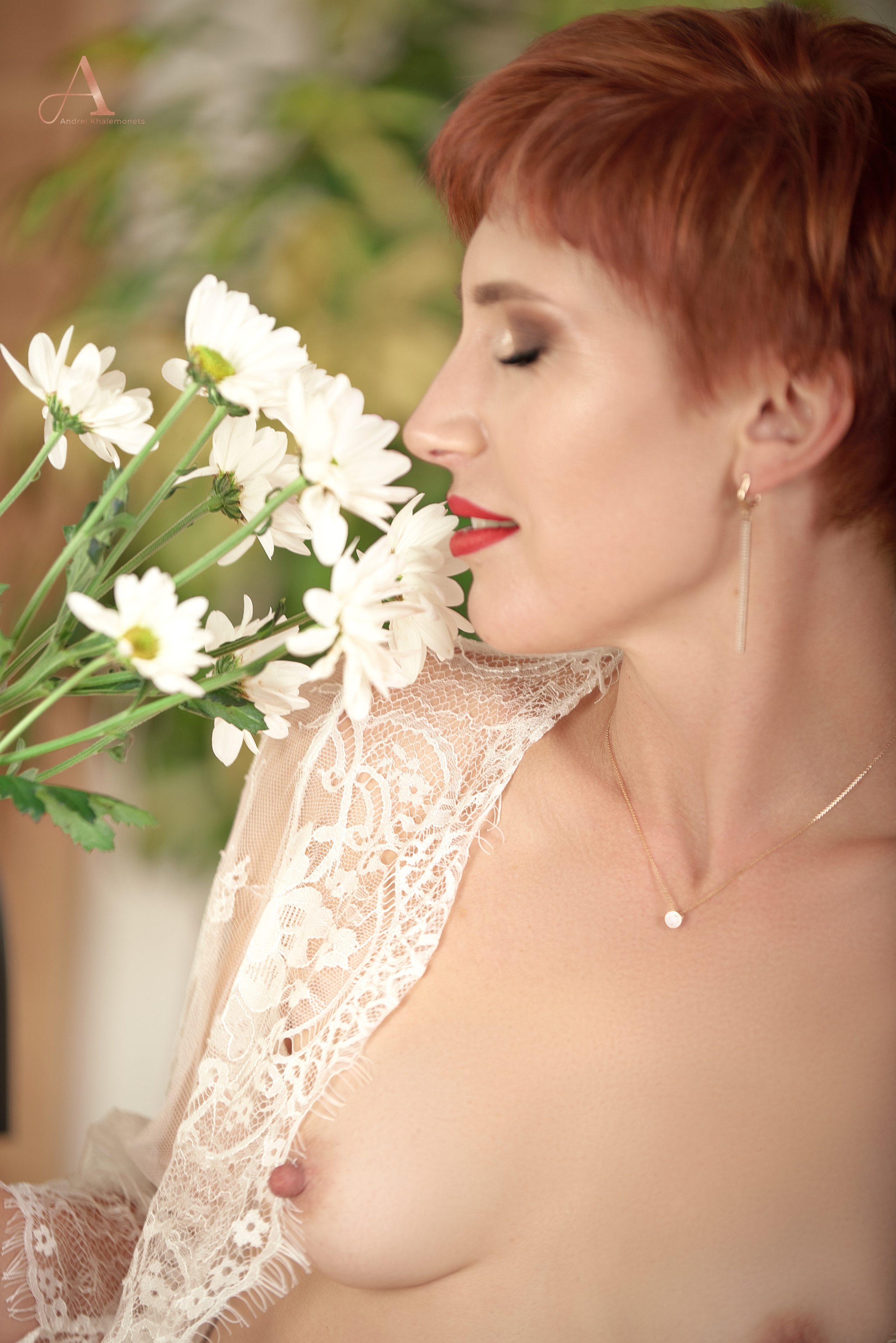 Девушка топлес, в пеньюаре, маленькая грудь, будуарная фотосессия в белье.