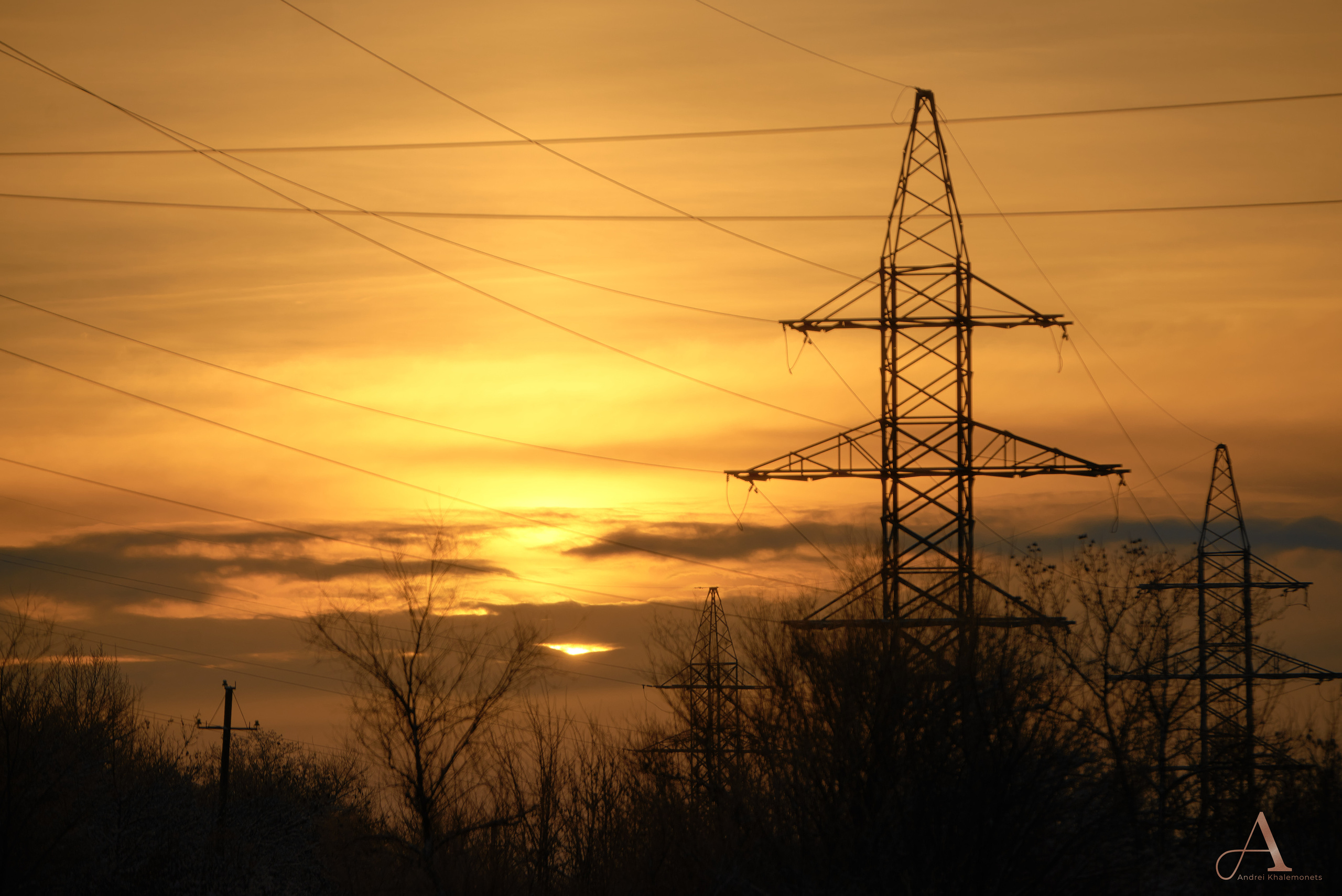 Электрическая опора на рассвете.