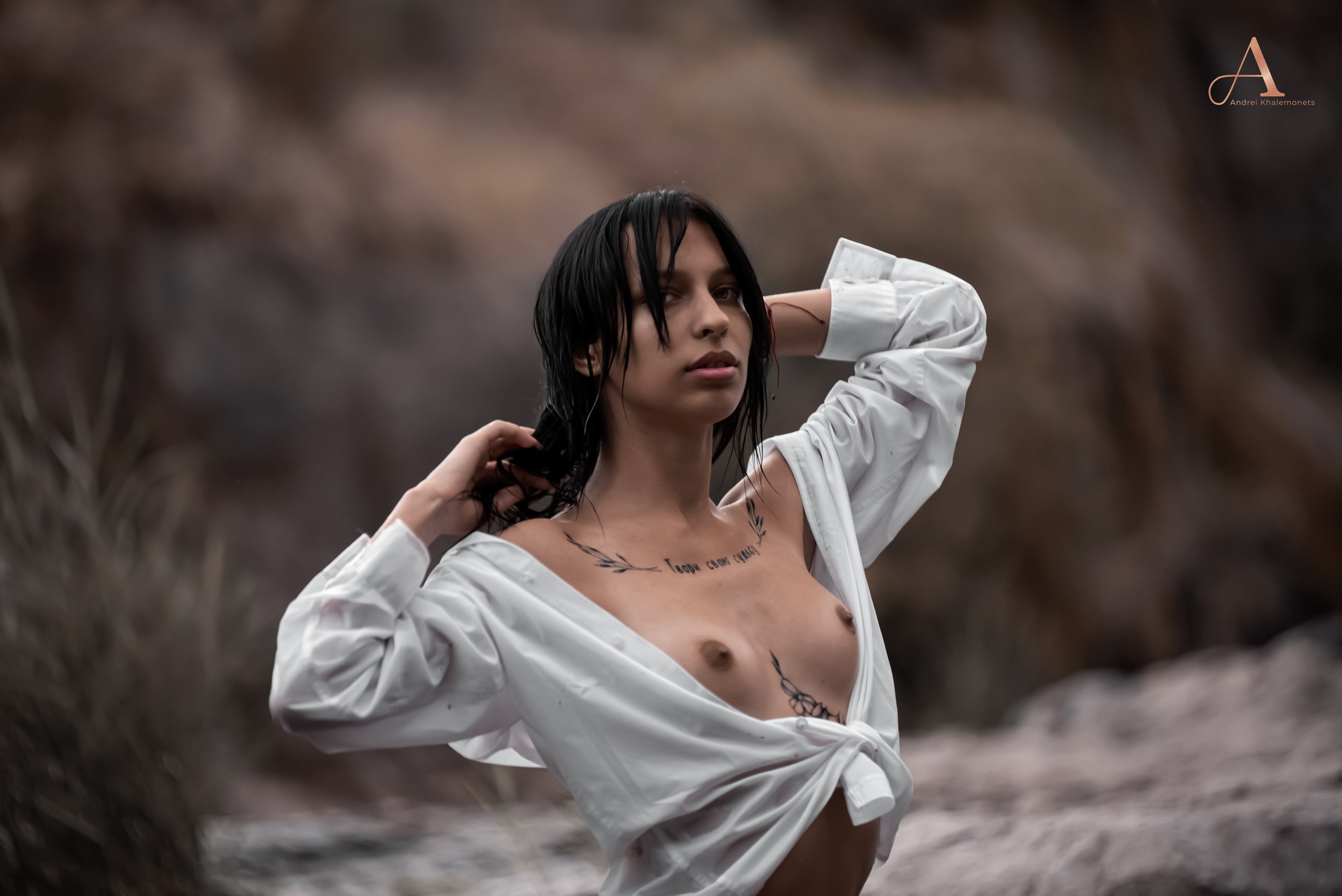 Девушка с красивыми маленькими сисями на природе у воды.