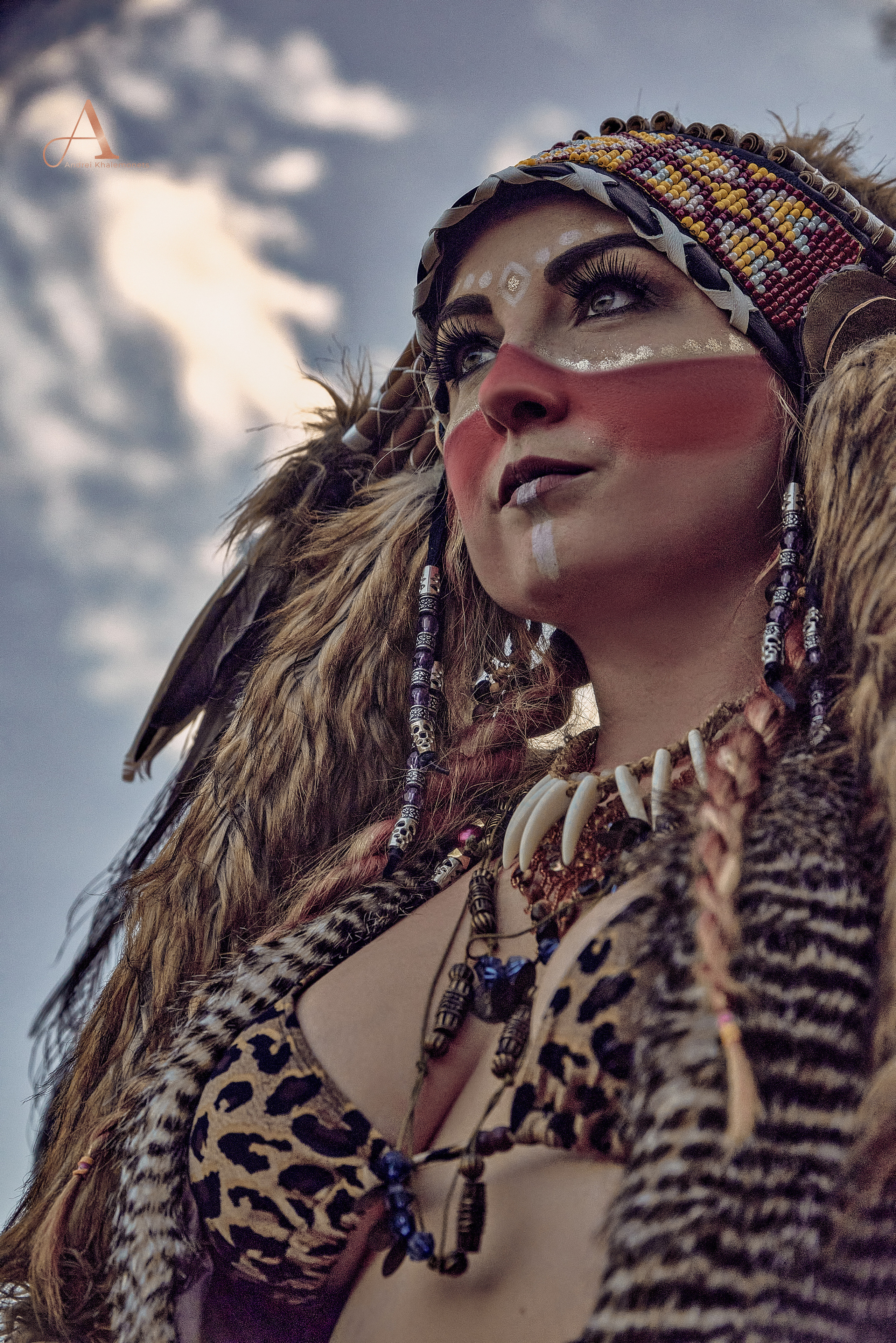 Портрет девушки индейца в роуче, большая грудь.