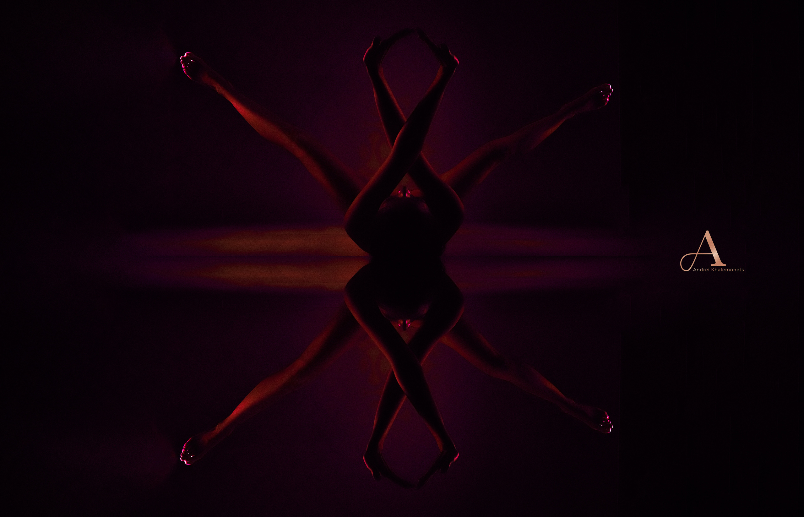 Обнаженная девушка гимнастка позирует лучшему фотографу в Кривой Рог Днепр Украина.