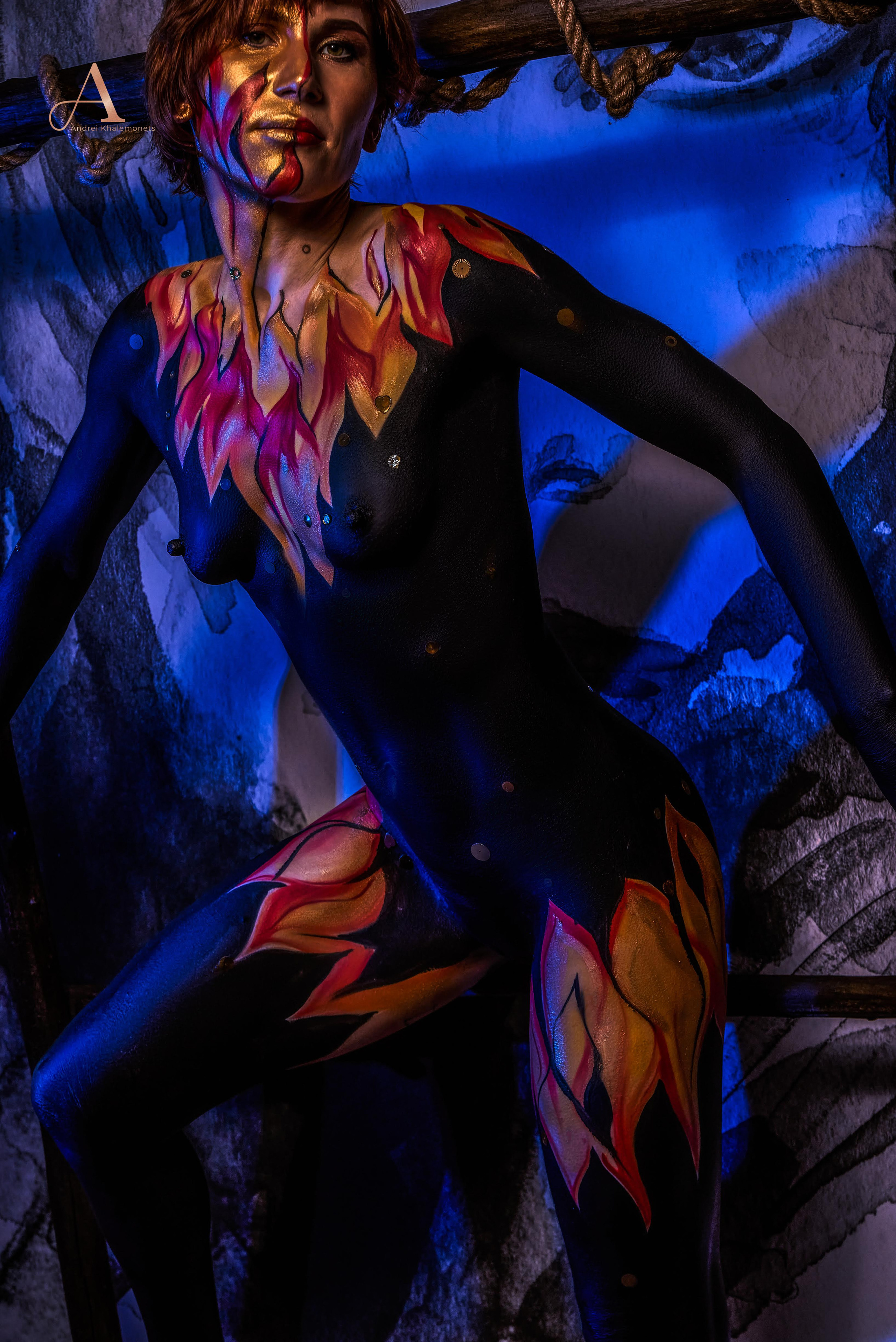 Девушка дракон обнаженная позирует в боди арт фотосессии лучшему фотографу. 