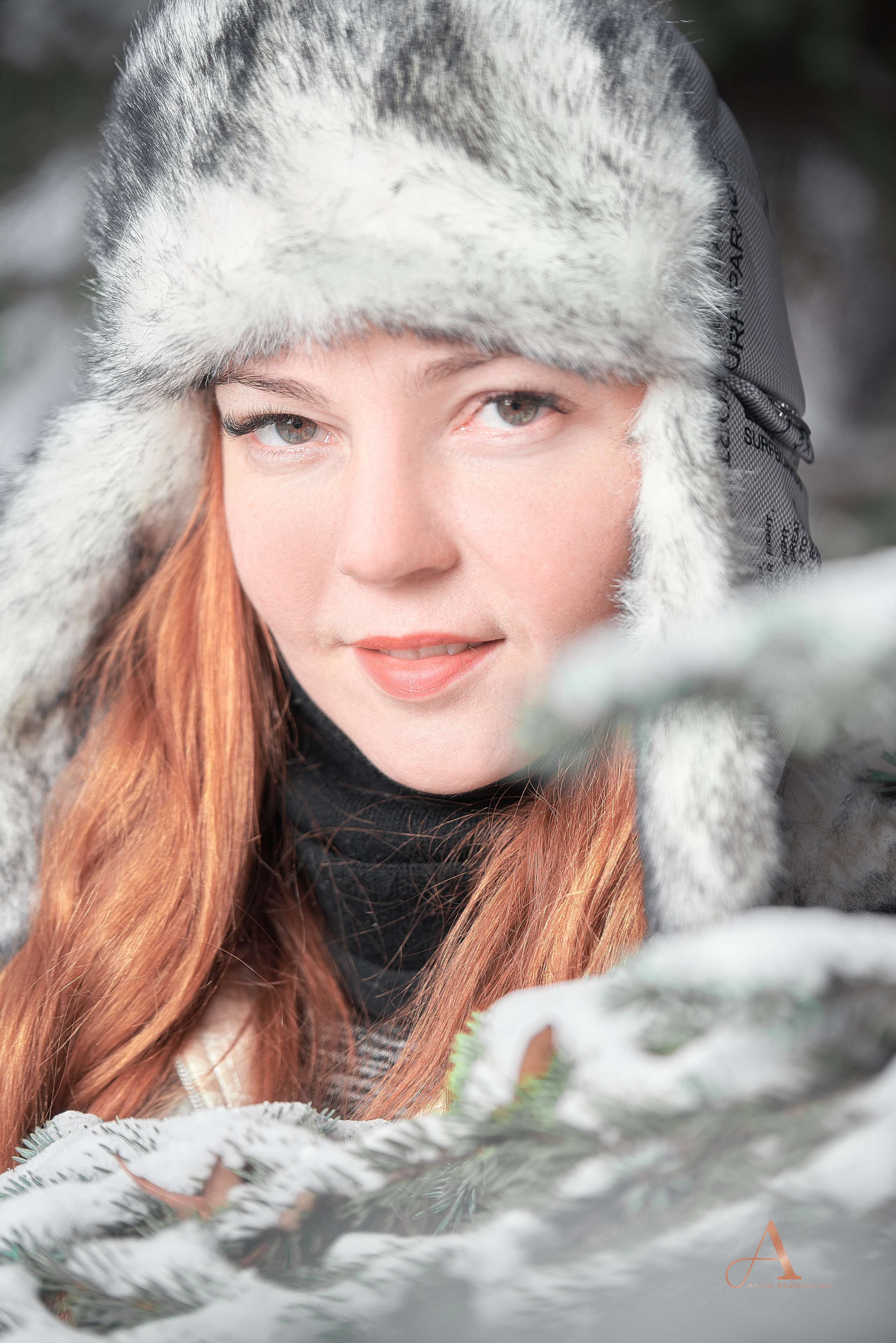 Зимний портрет рыжеволосой девушки в меховой шапке в Кривой Рог, Днепр, Украина.