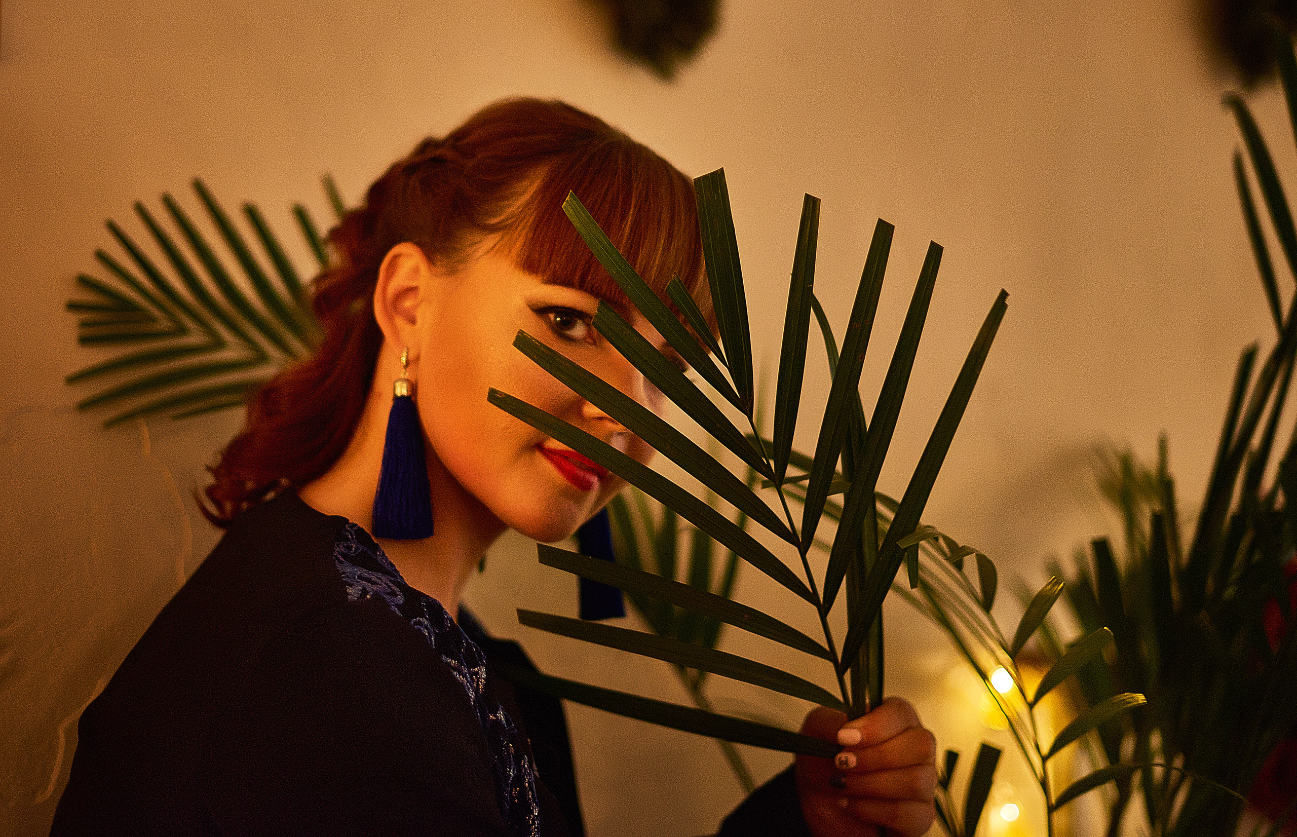 Портрет девушки сквозь большой листок цветка.