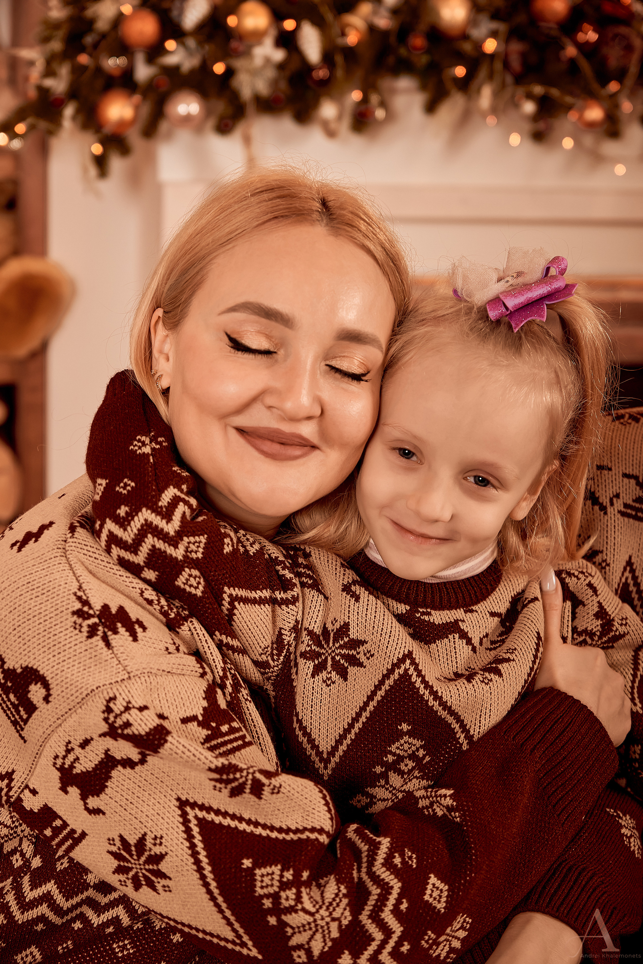 Мама обнимает маленькую дочь.