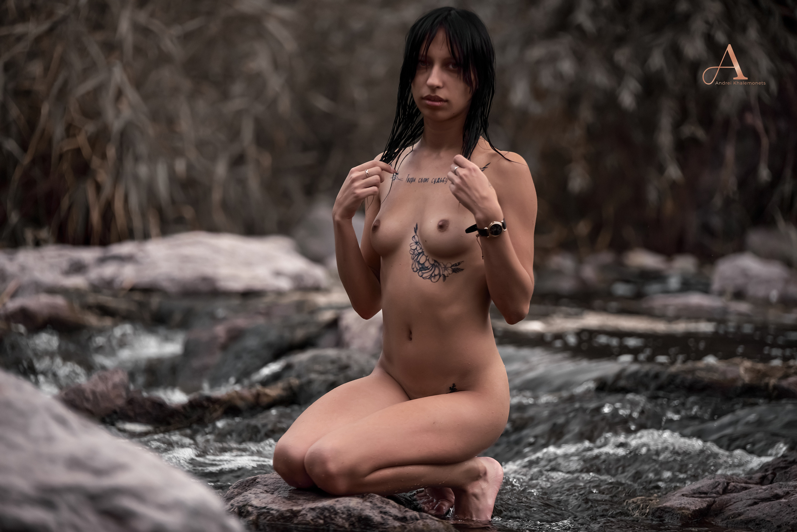 Обнаженная девушка стоит на коленях на природе.