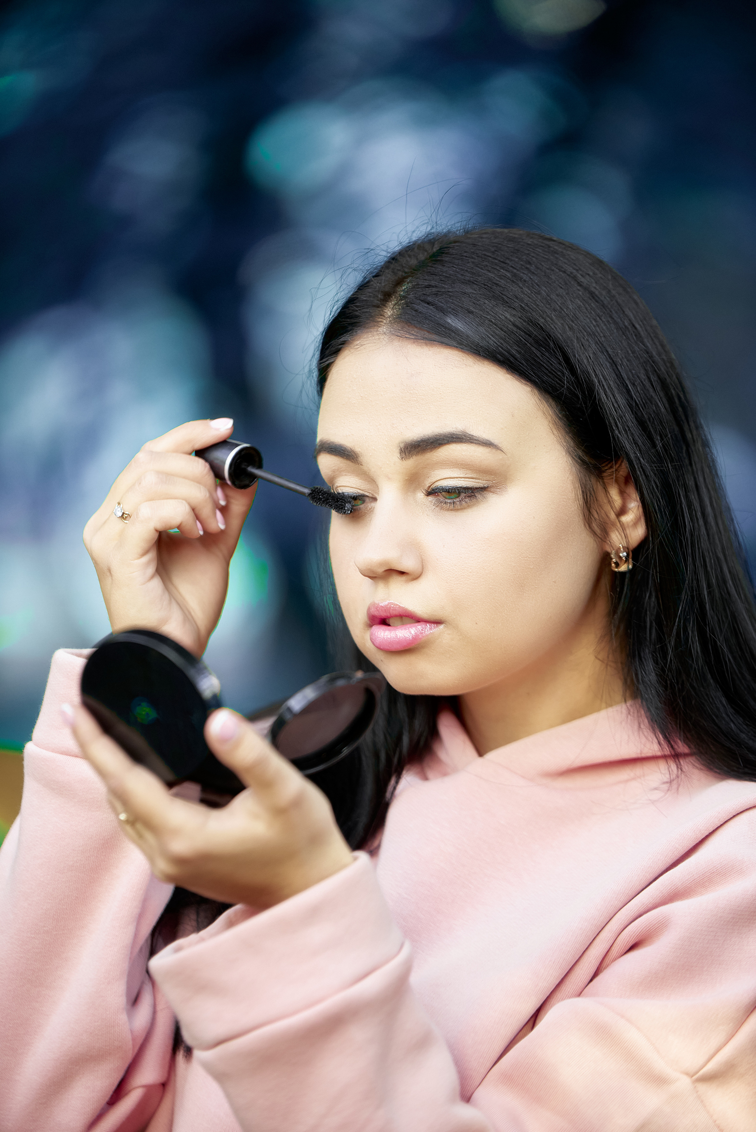 Косметика Oriflame, девушка наносит макияж, фотосессия для бизнеса в Кривой Рог, Днепр, Украина.