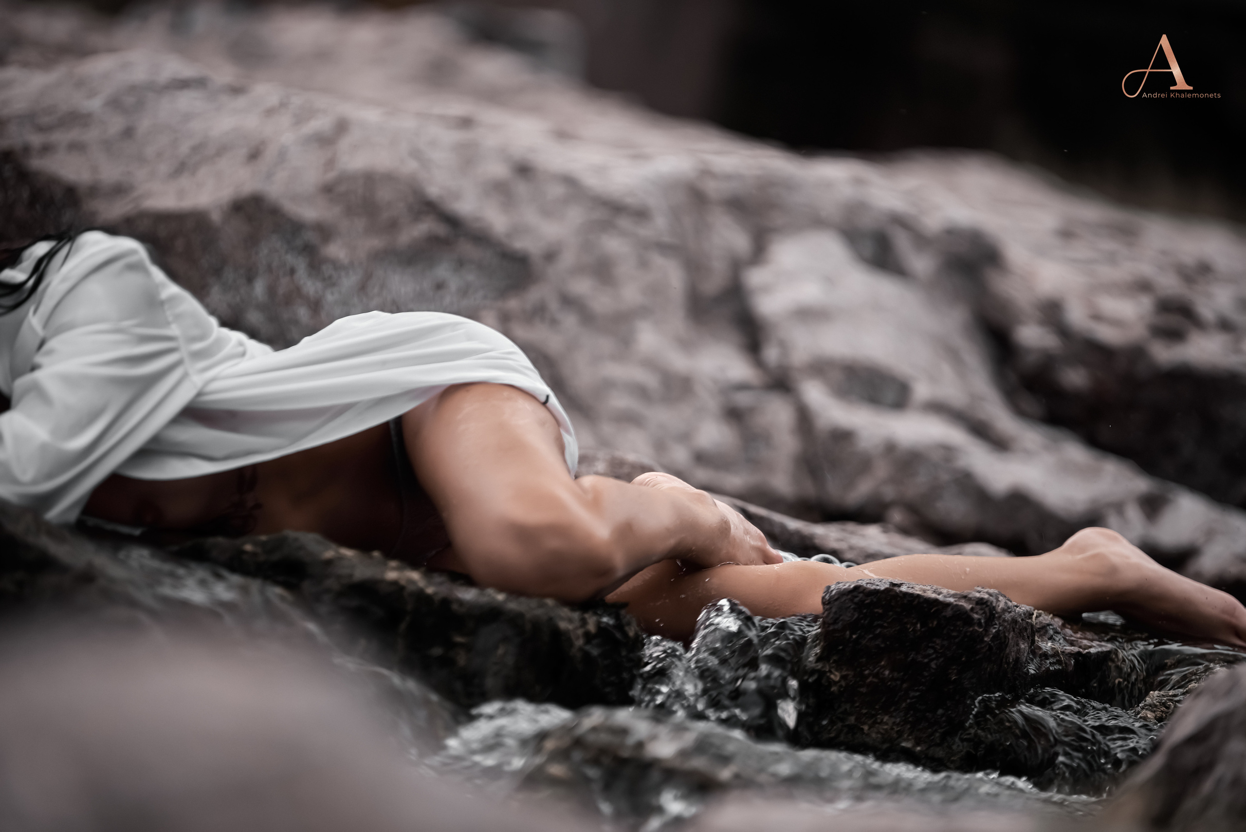 ню фотосессия юной девушки в воде.