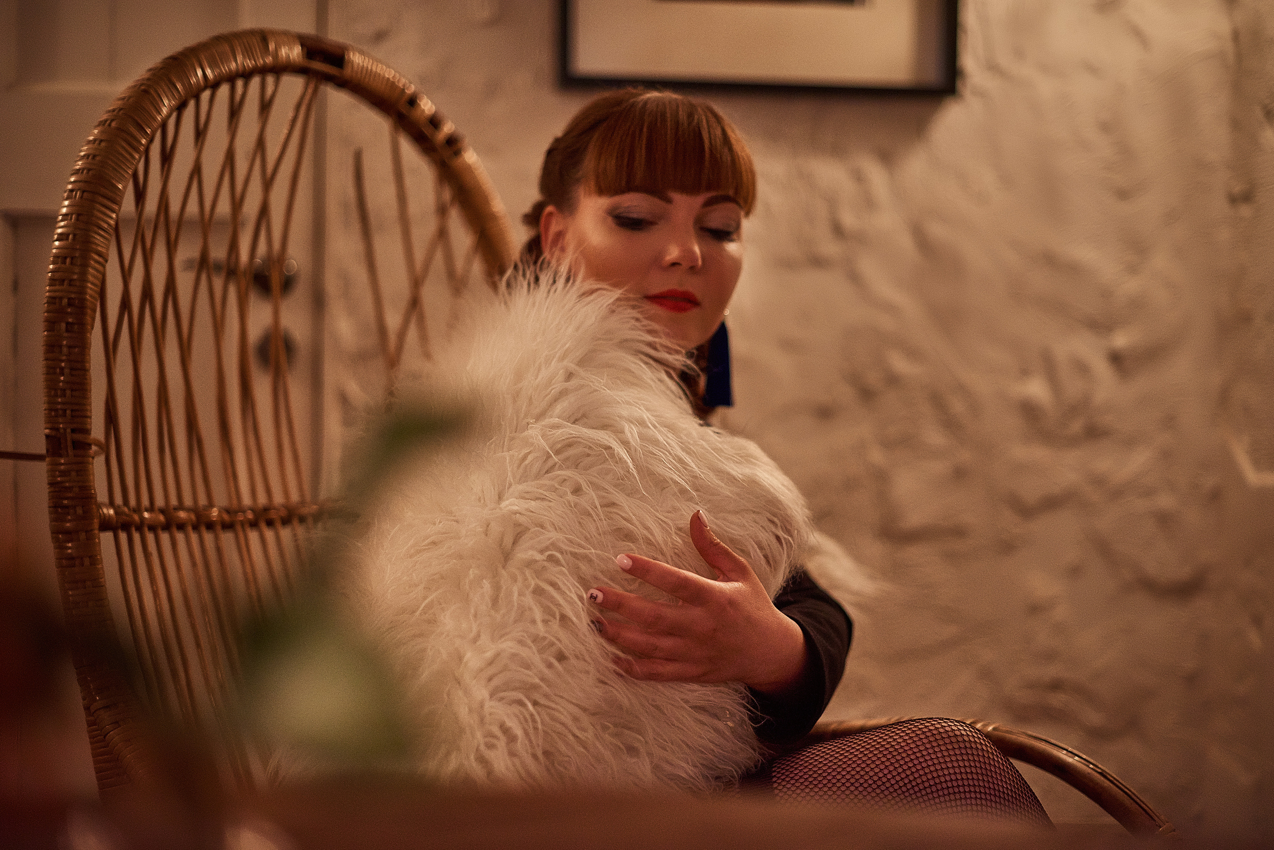 Фотосессия в интерьере, девушка в меховой накидке.