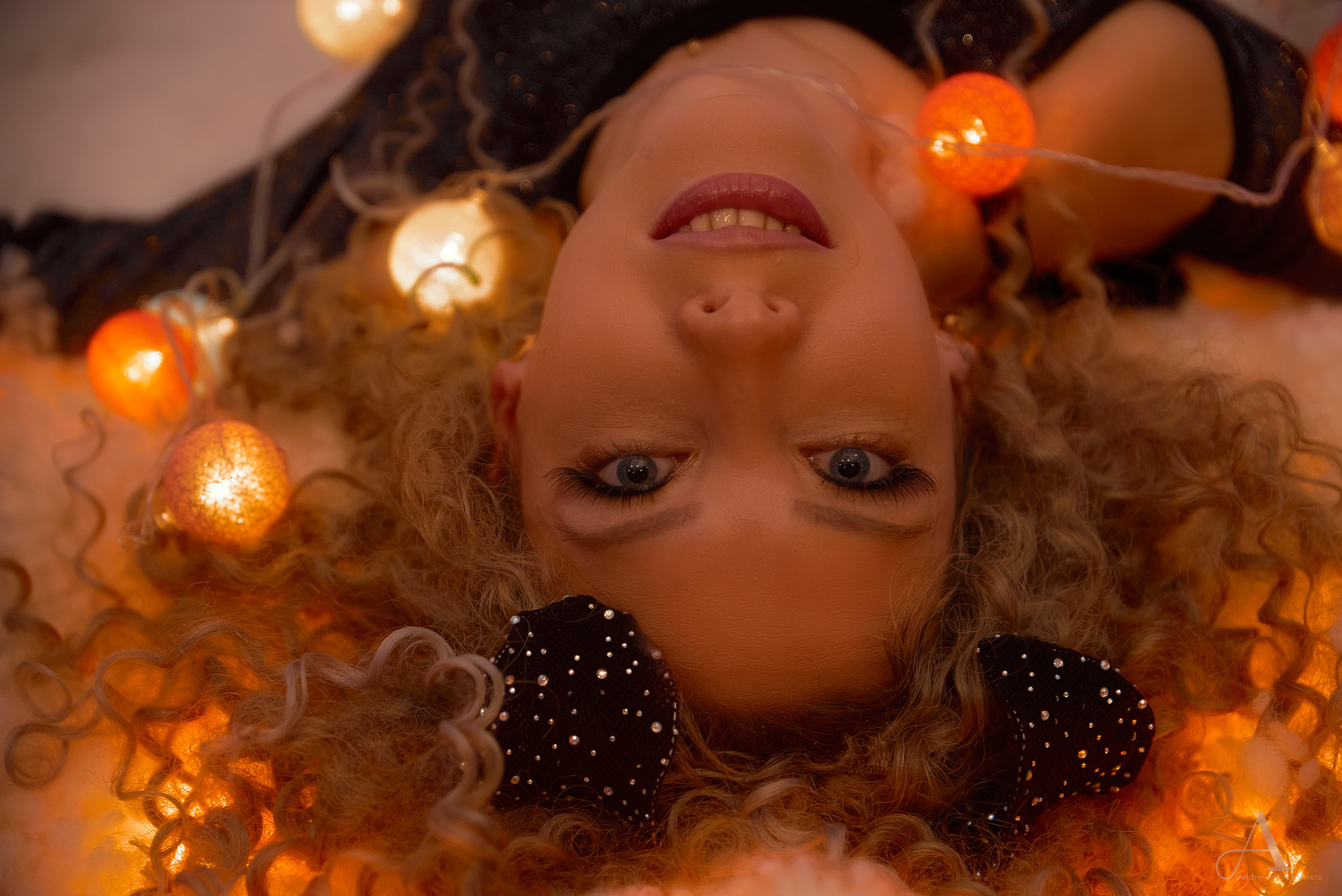 кудрявая девушка портрет в огоньках.