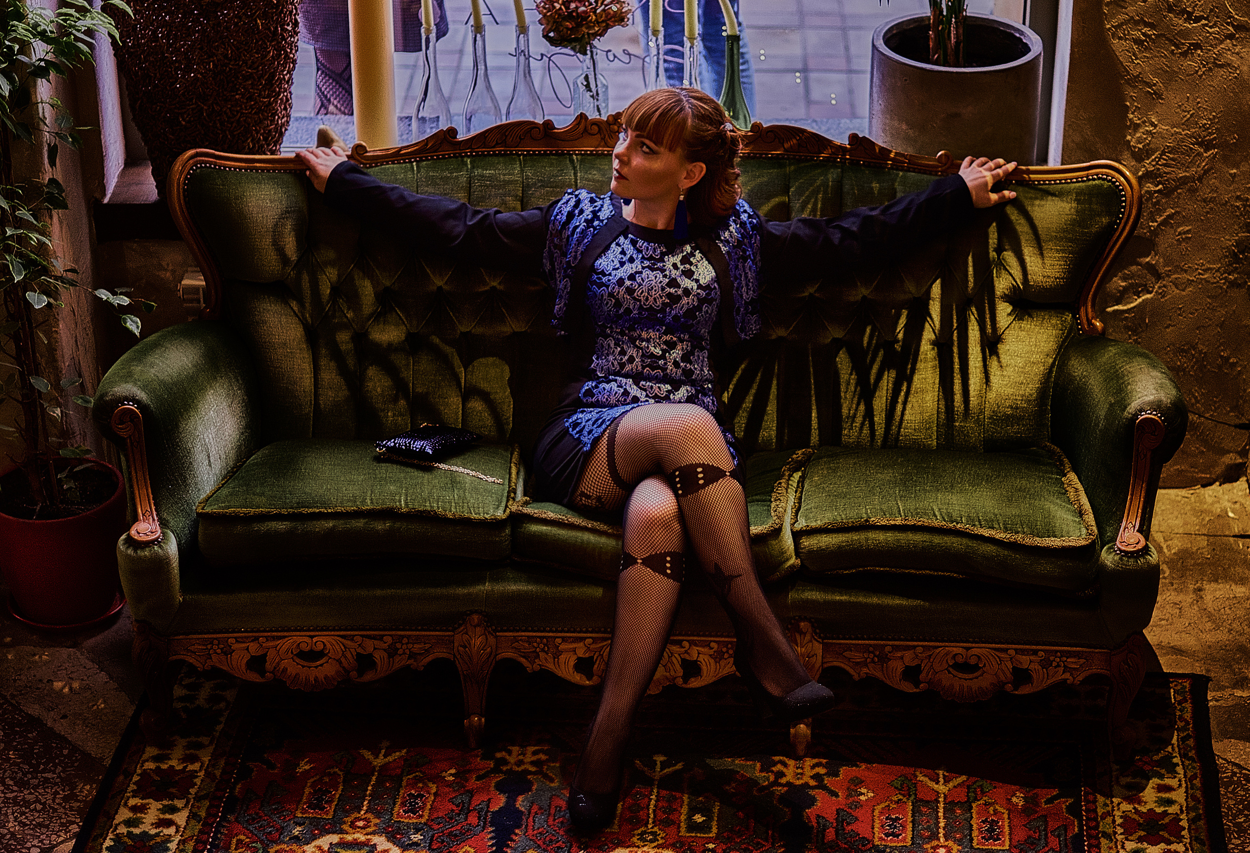 Девушка в ресторане на диване, профессиональный фотограф в Кривой Рог Днепр Украина.