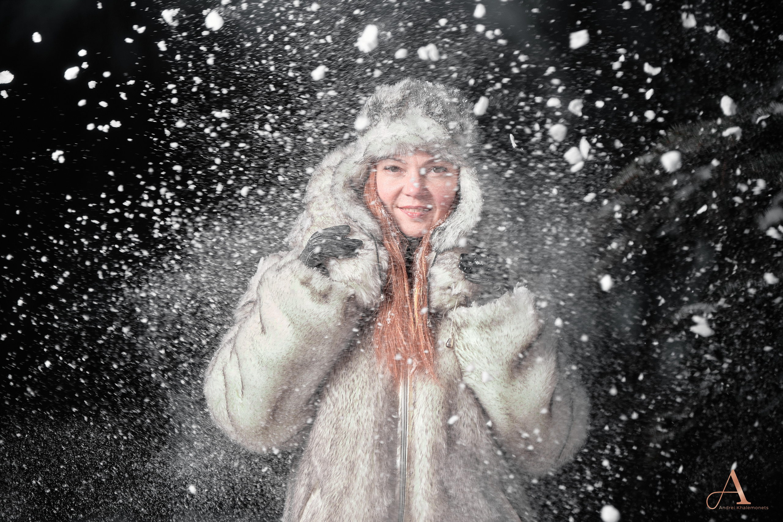 Рыжеволосую девушку в белой шубе обсыпают снегом, фотосессия в Кривой Рог, Днепр, Украина. 