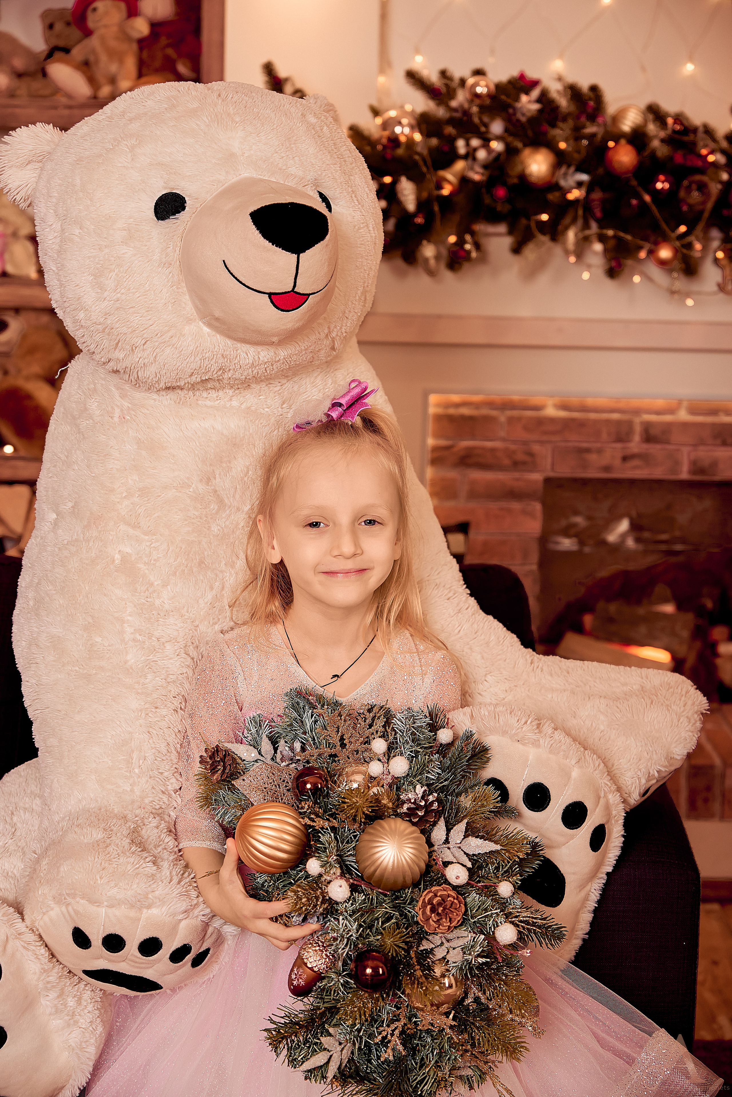 Маленькая девочка в розовом платье, фото с большим белым медведем.