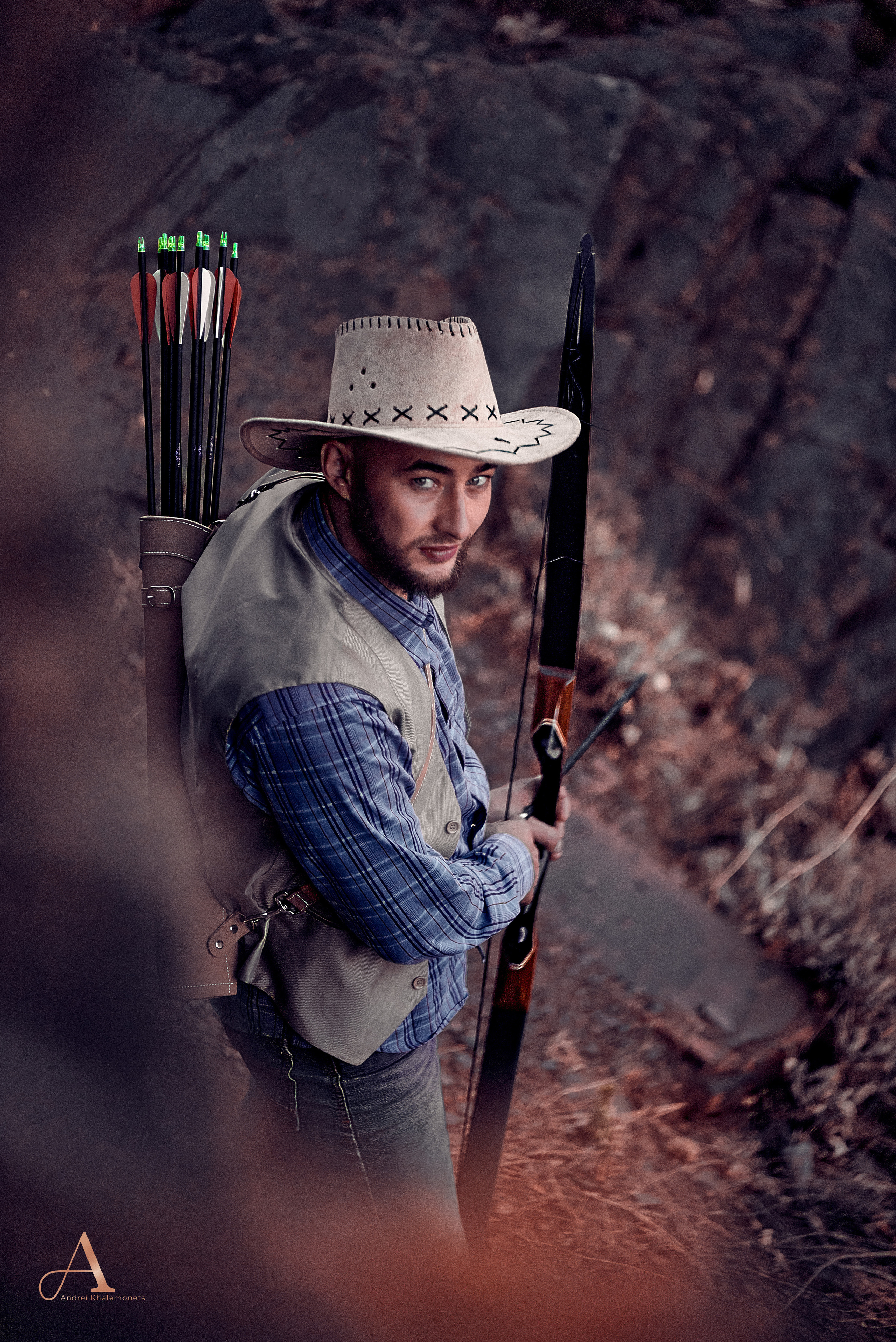 Мужская фотосессия с охотничьем луком, фотосессия с оружием.