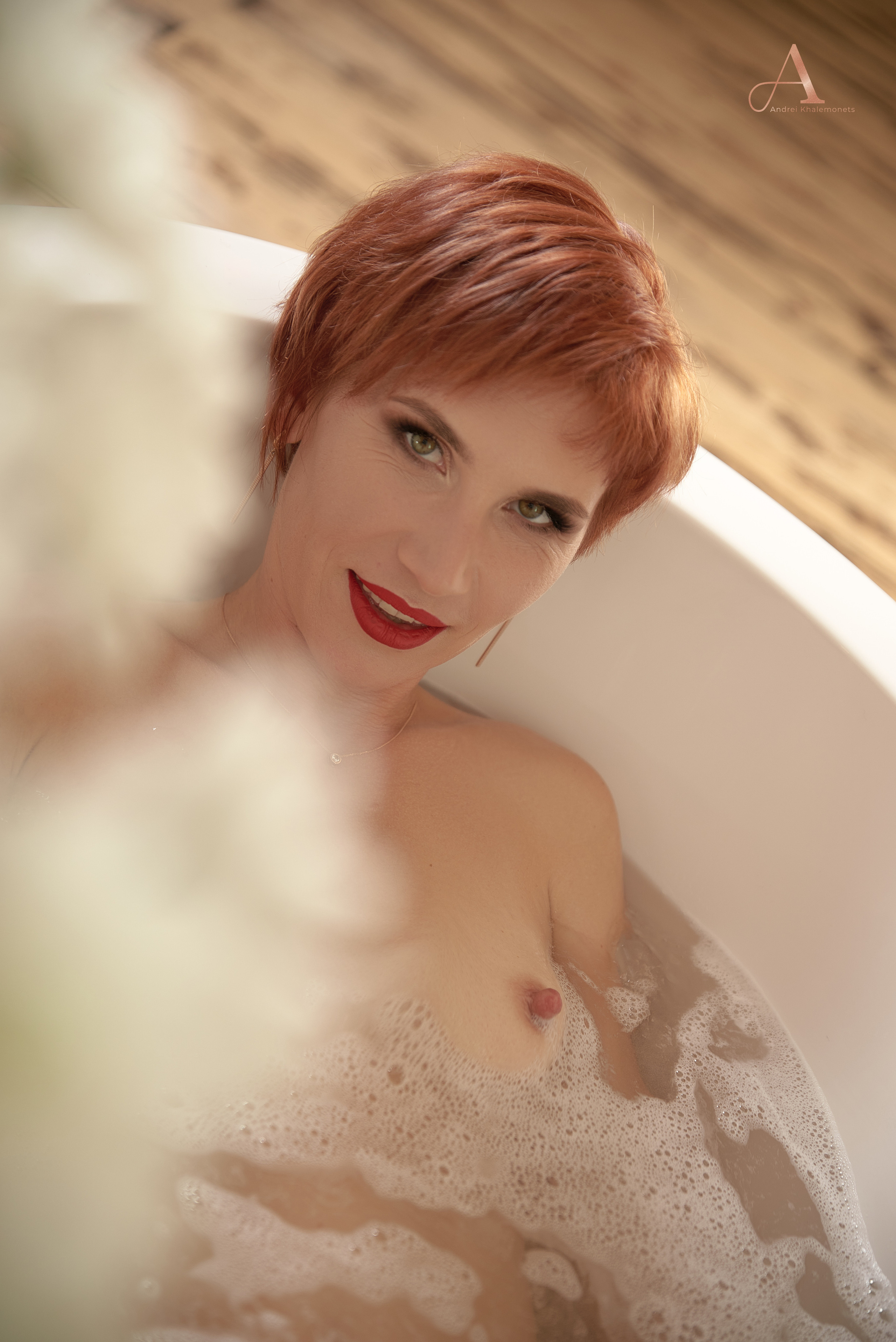 Девушка в ванне с пеной, маленькие сиси, ню фотосессия эротическая в Кривой Рог Днепр Украина.