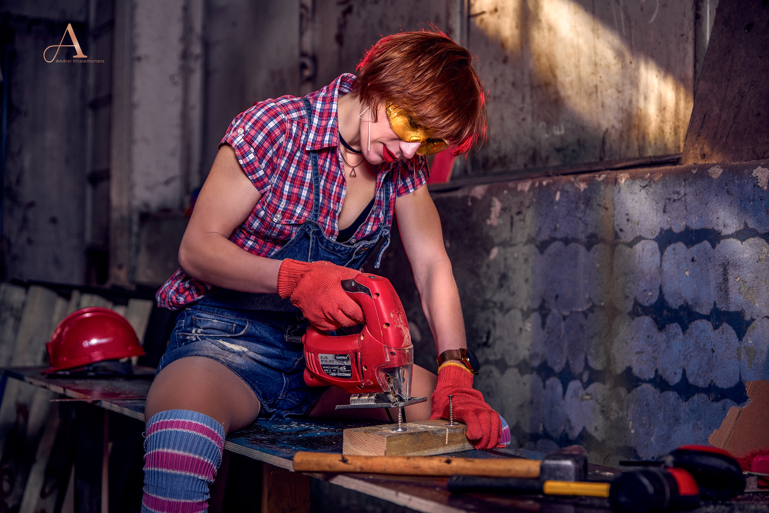 Девушка с электролобзиком, фотосессия с электроинструментом в Кривой Рог Днепр Украина.
