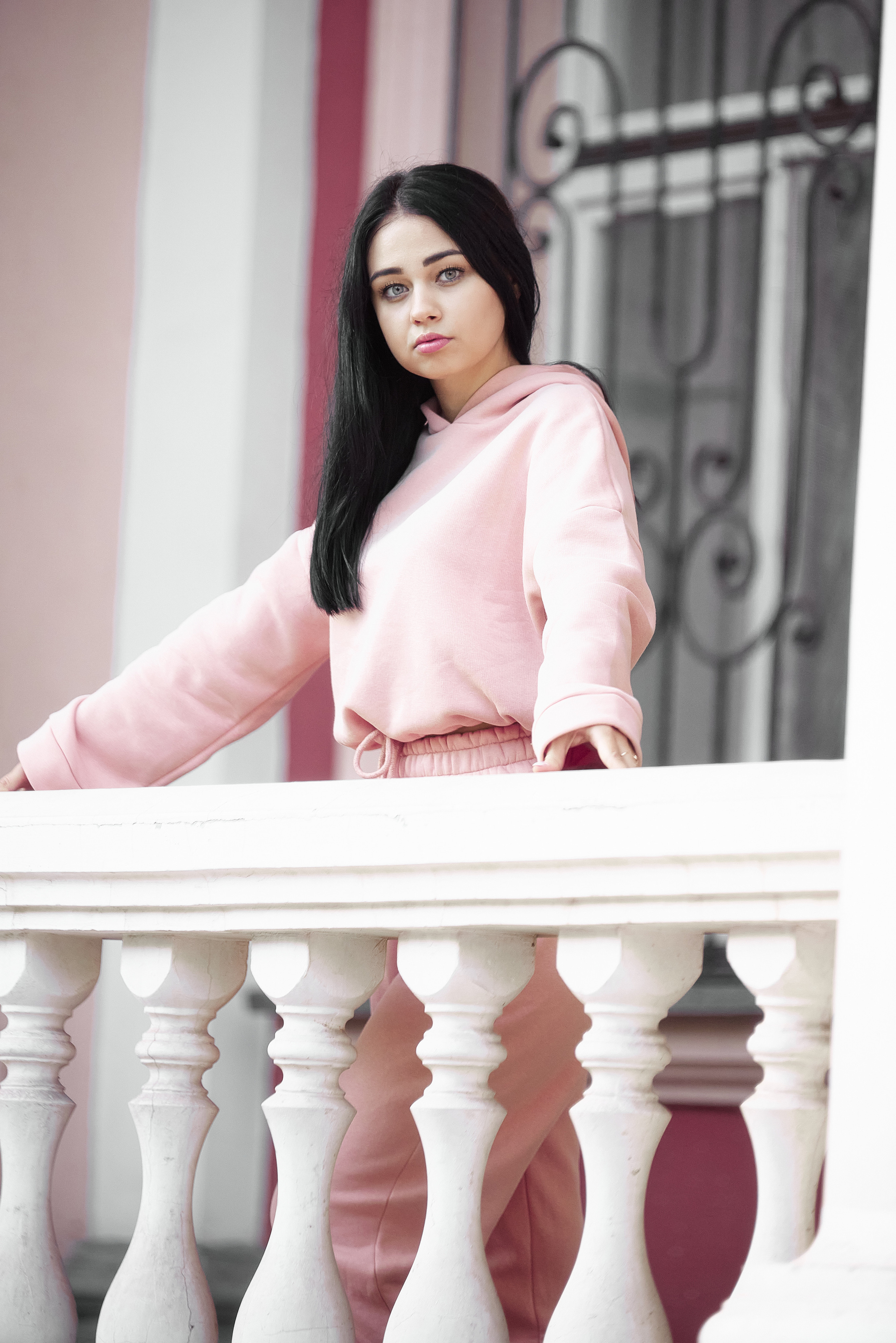 Девушка в розовом плюшевом костюме.