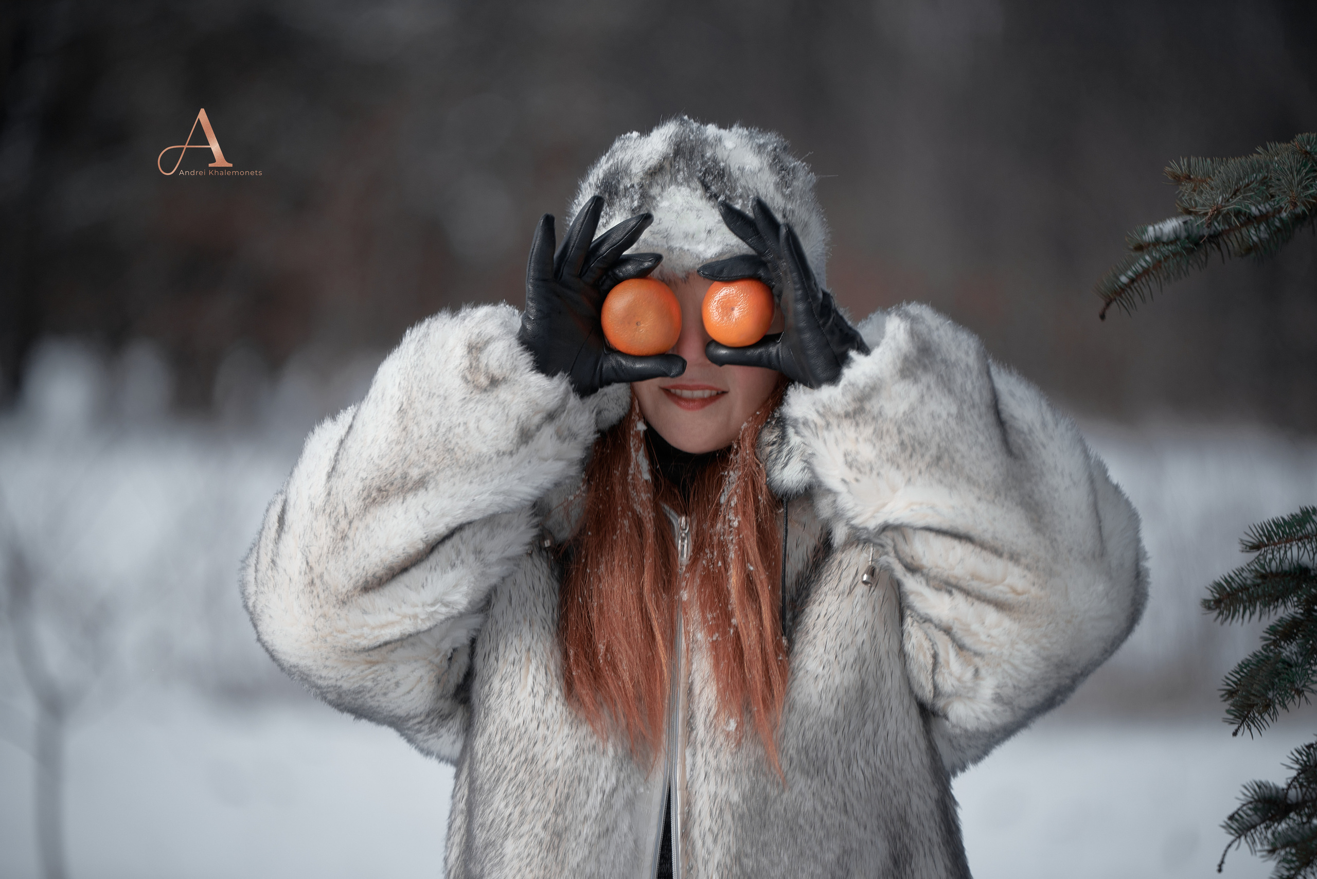 Веселая фотосессия девушка с мандаринками.