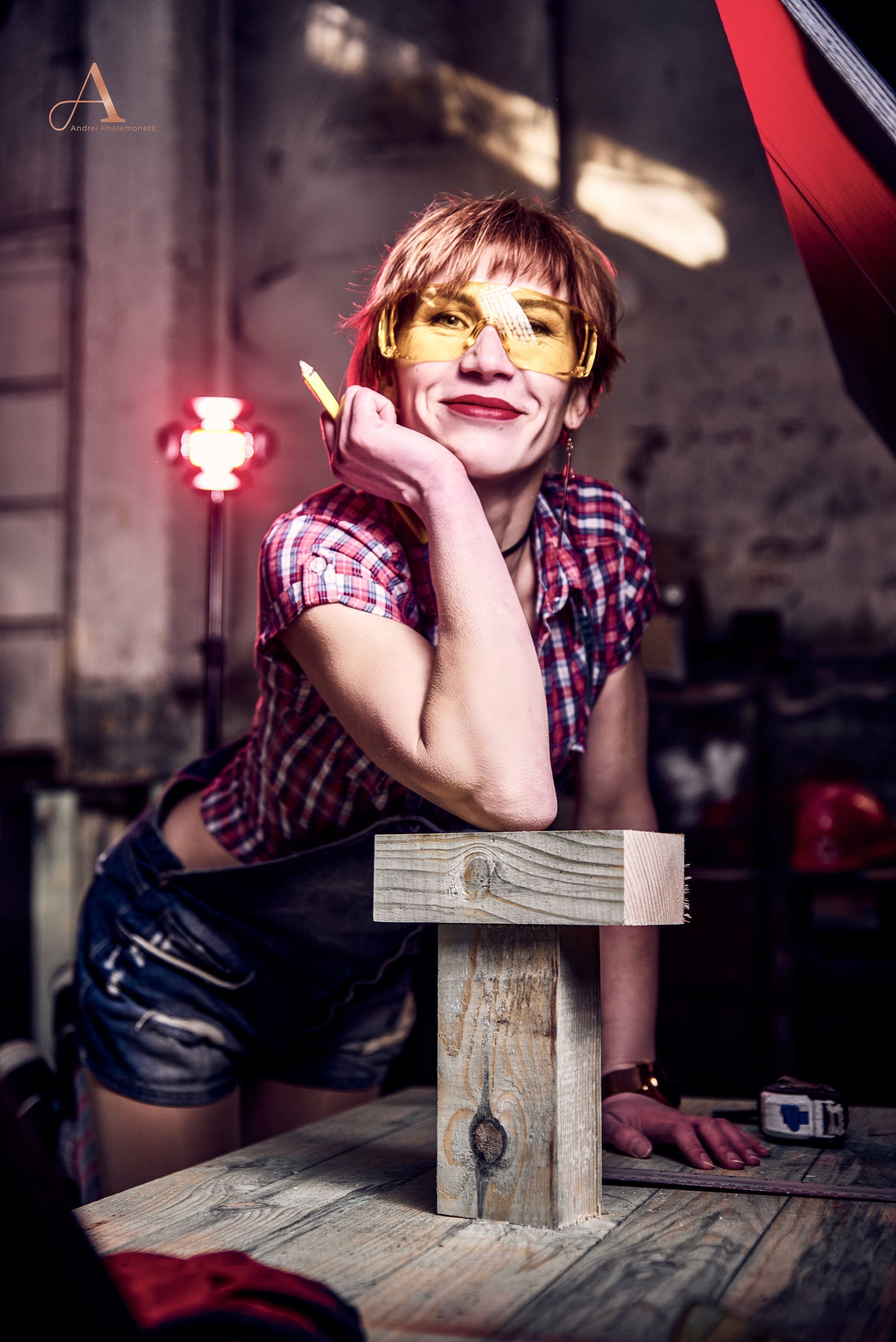 Портрет девушки в строительной робе в цеху.