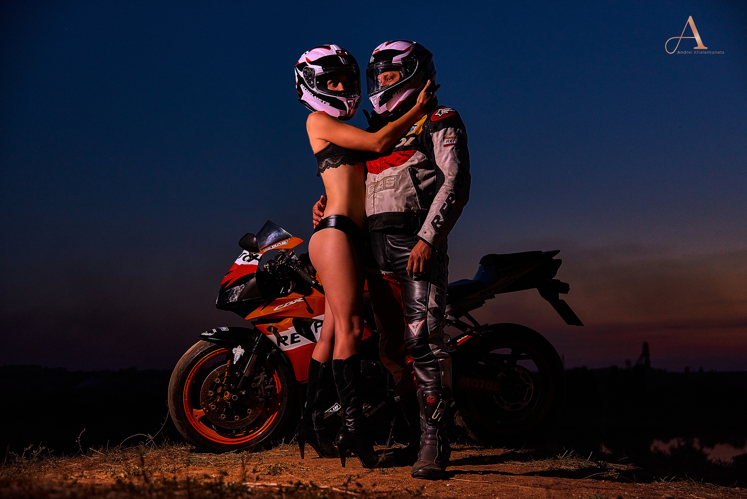 Крутой портрет полуобнаженной девушки байкера на закате.