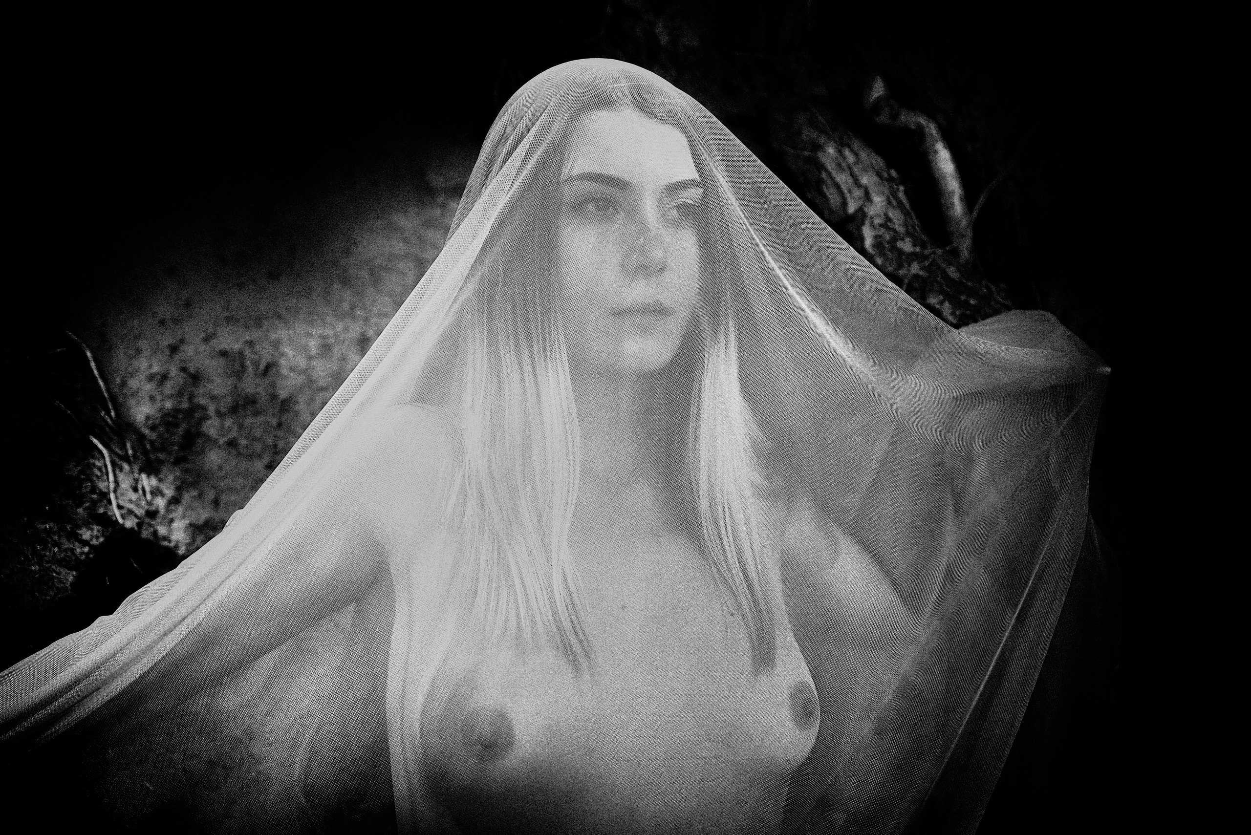 Мистическая ч/б ню фотосессия в стиле Нуар (Noir)