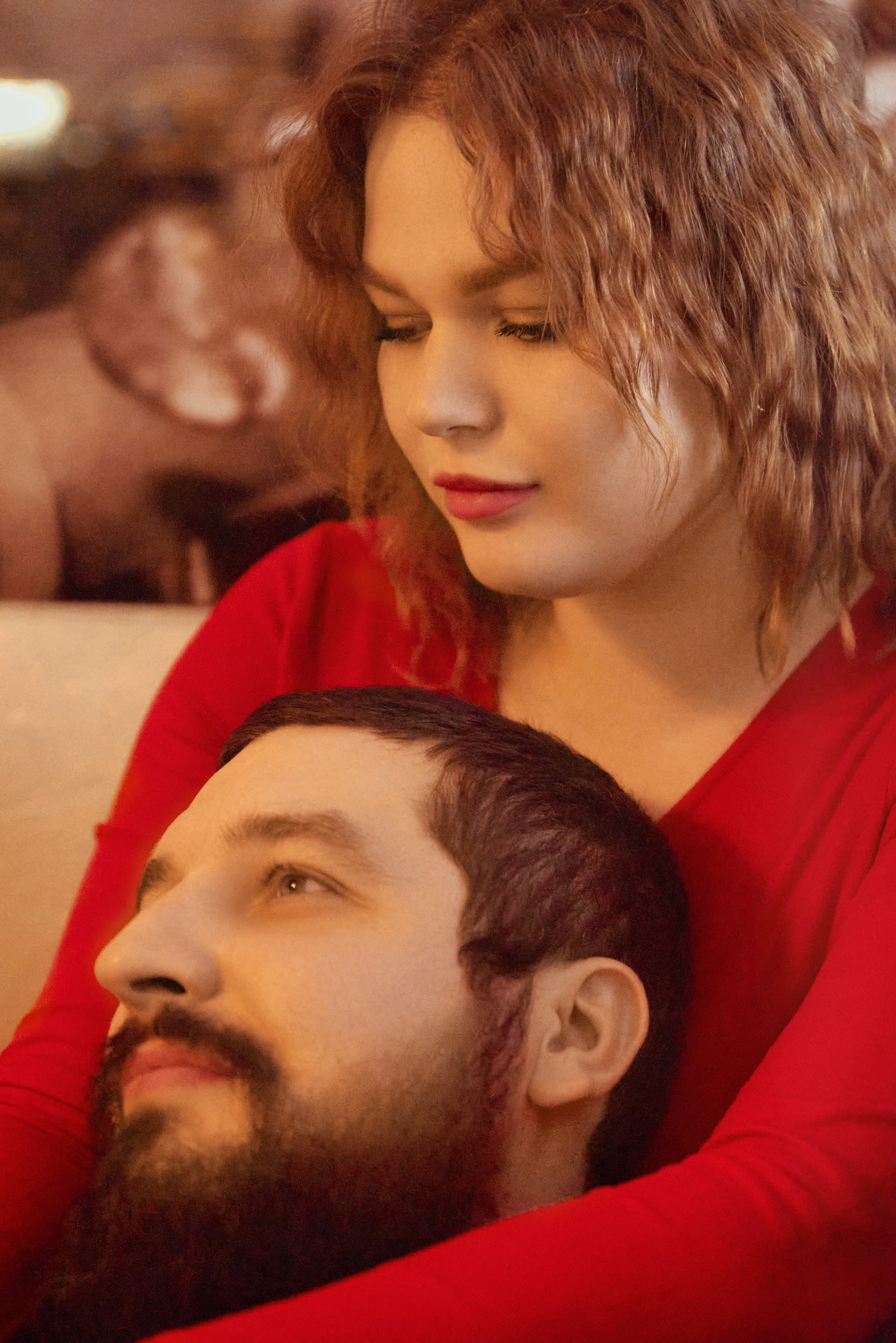 Парень лежит на груди у девушки.