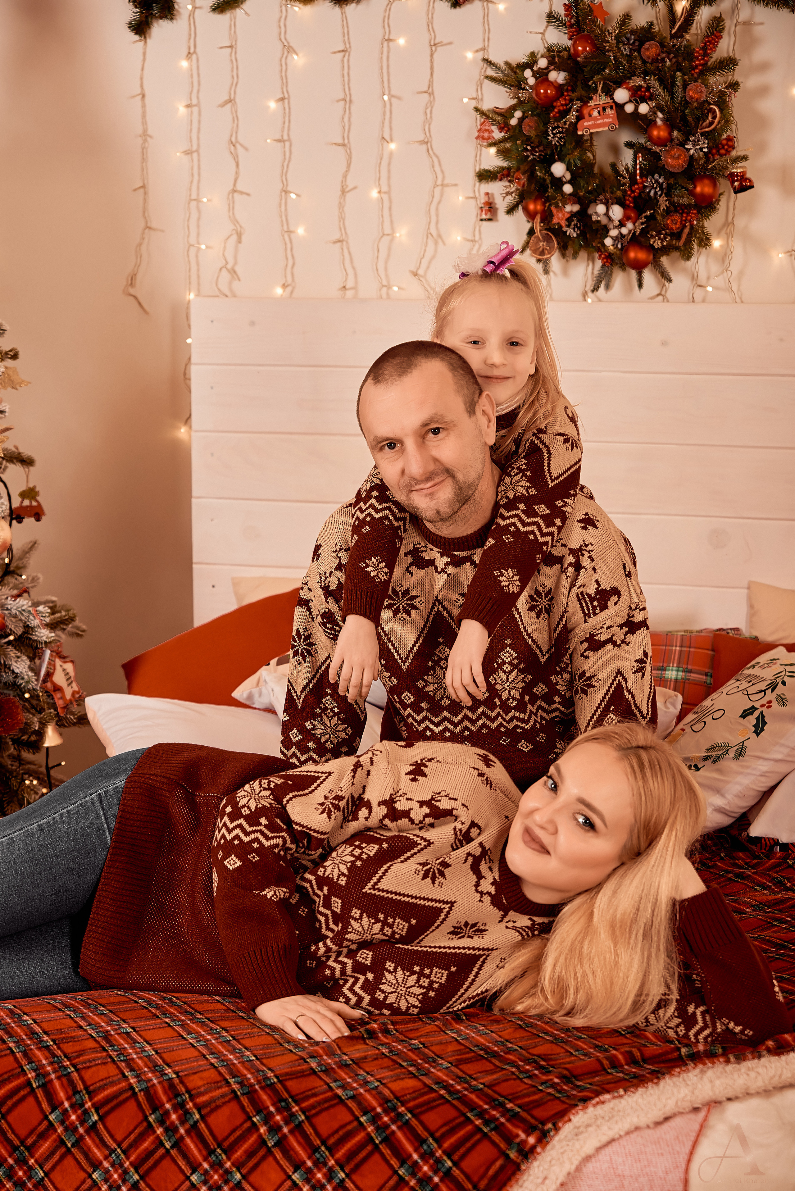 Девочка сидит на плечах отца, рождественское фото.