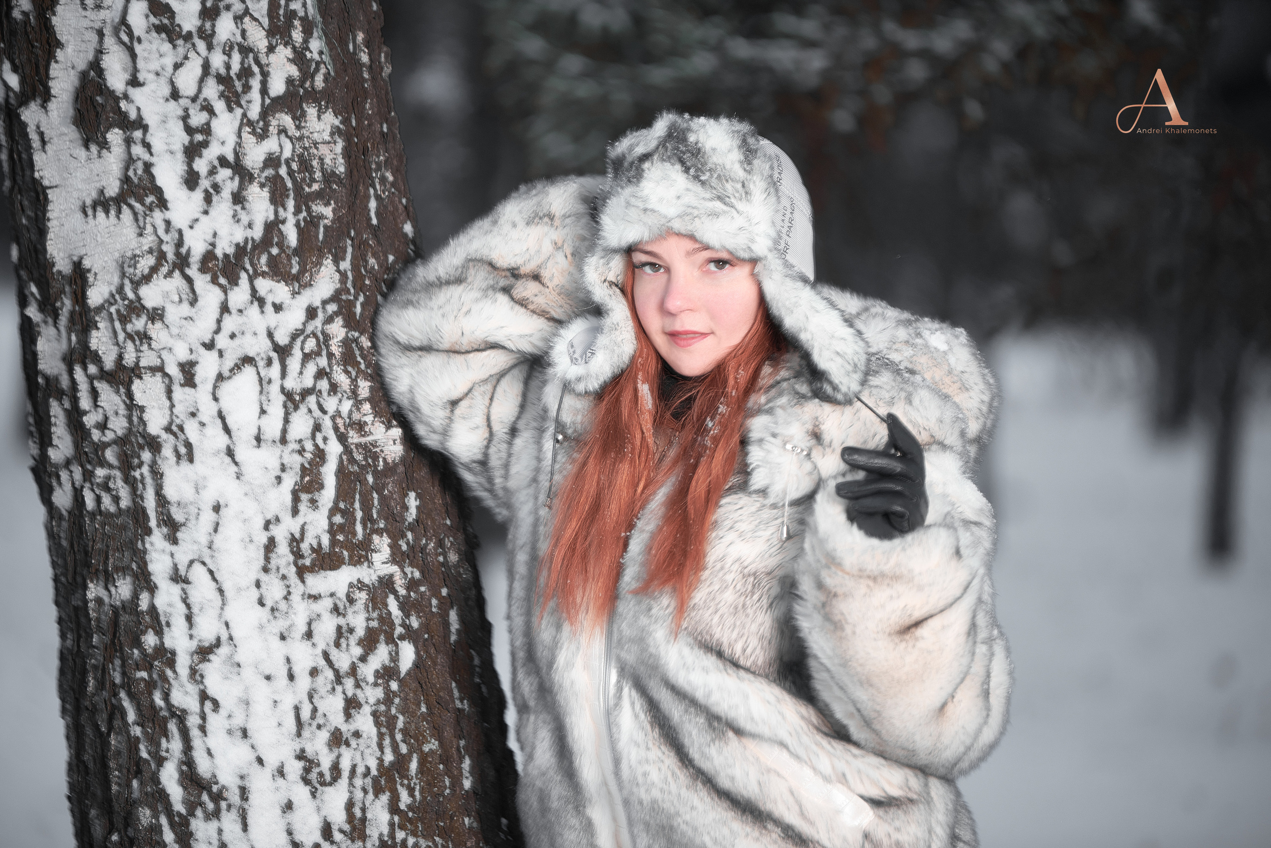 Портрет по пояс, девушка в шубе у дерева.