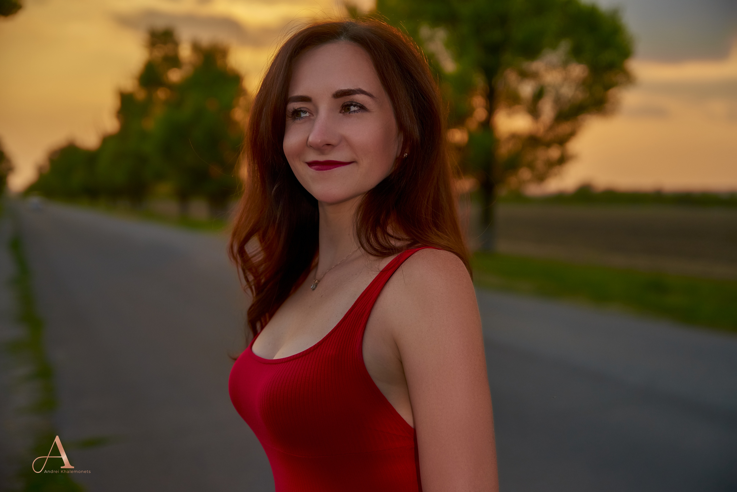 Девушка в красном платье и красивой грудью, фотосессия на закате в Кривой Рог Днепр Украина.