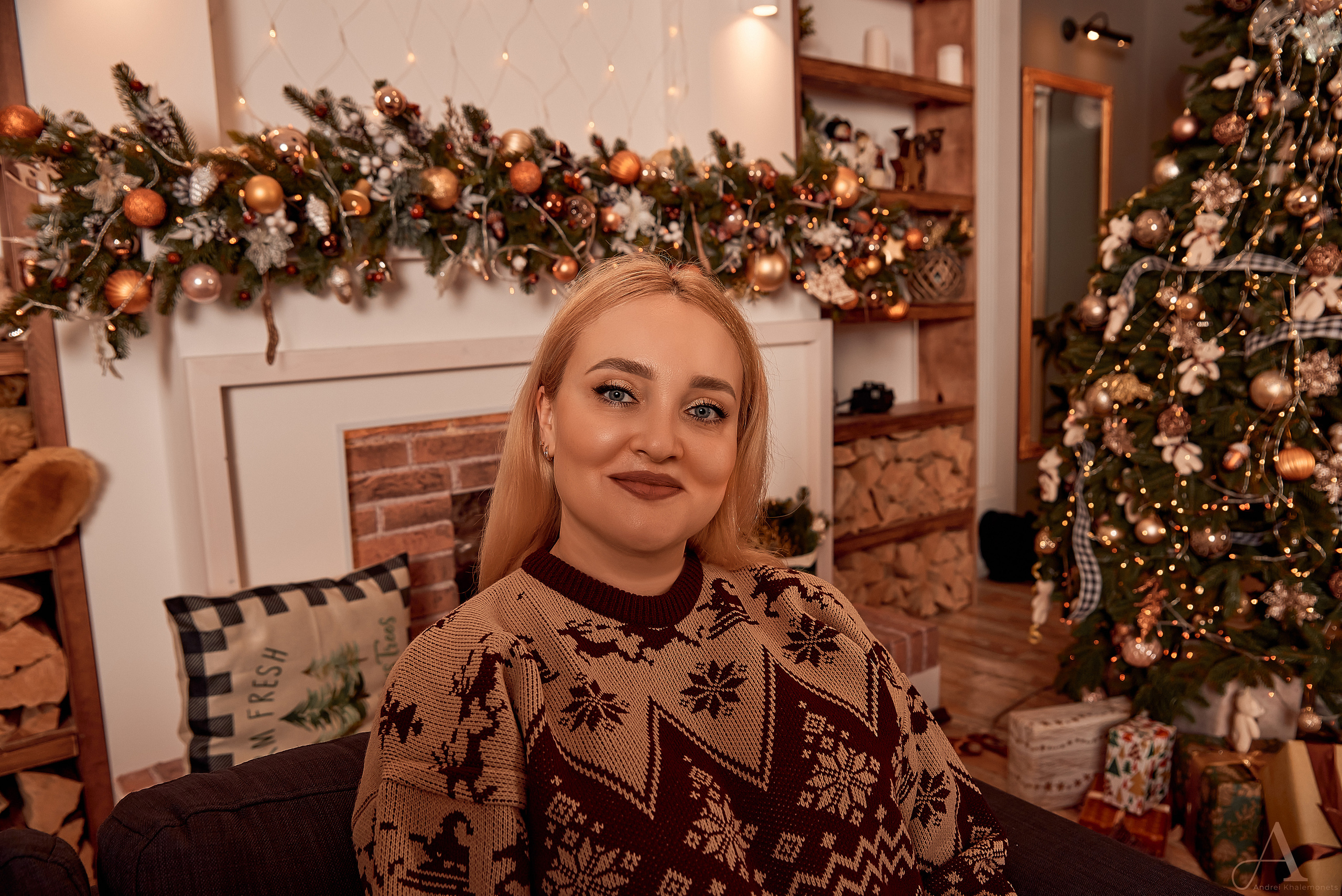 Портрет девушки в свитере с оленями, рождественское фото.