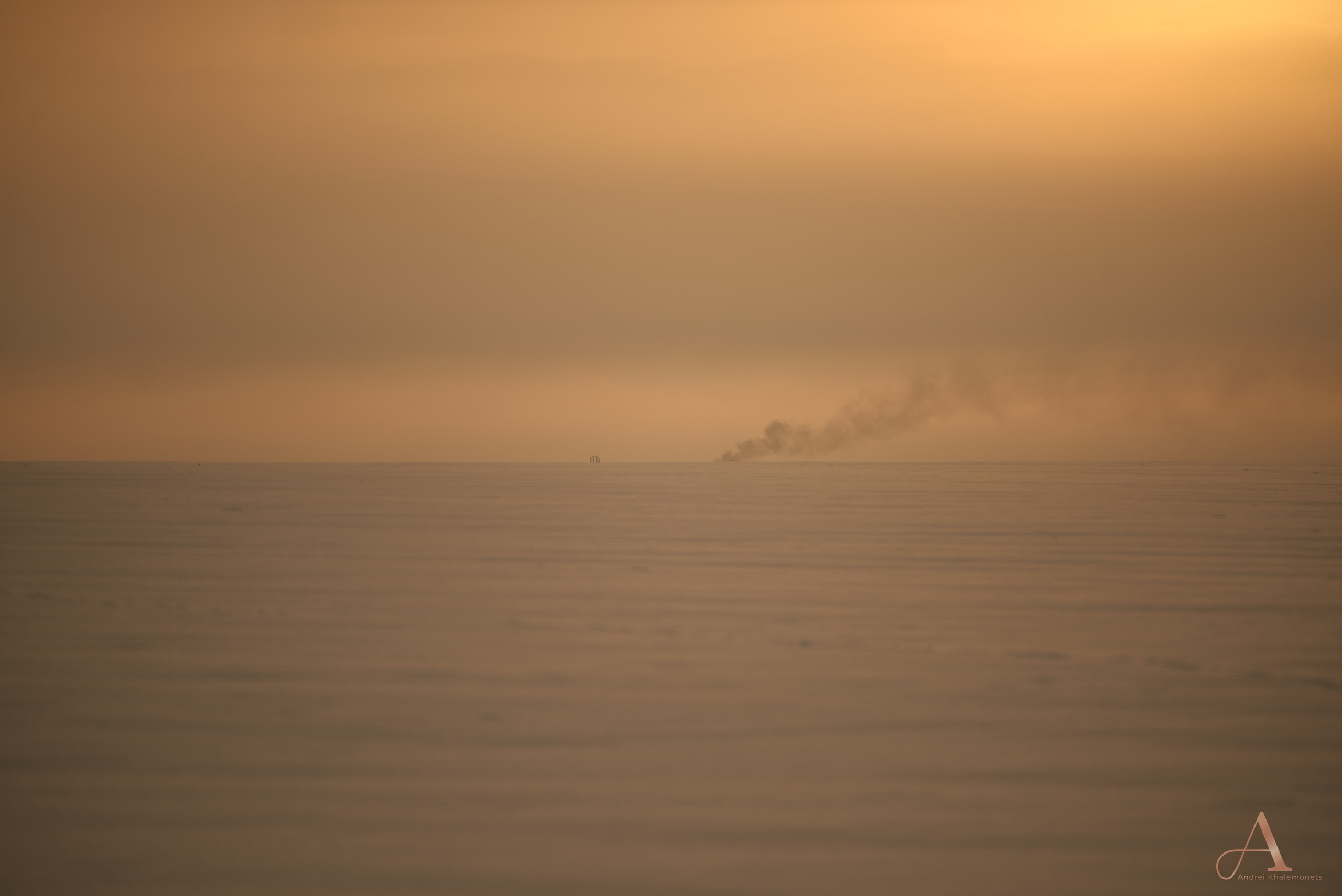 Дым в снежном поле утром на рассвете.