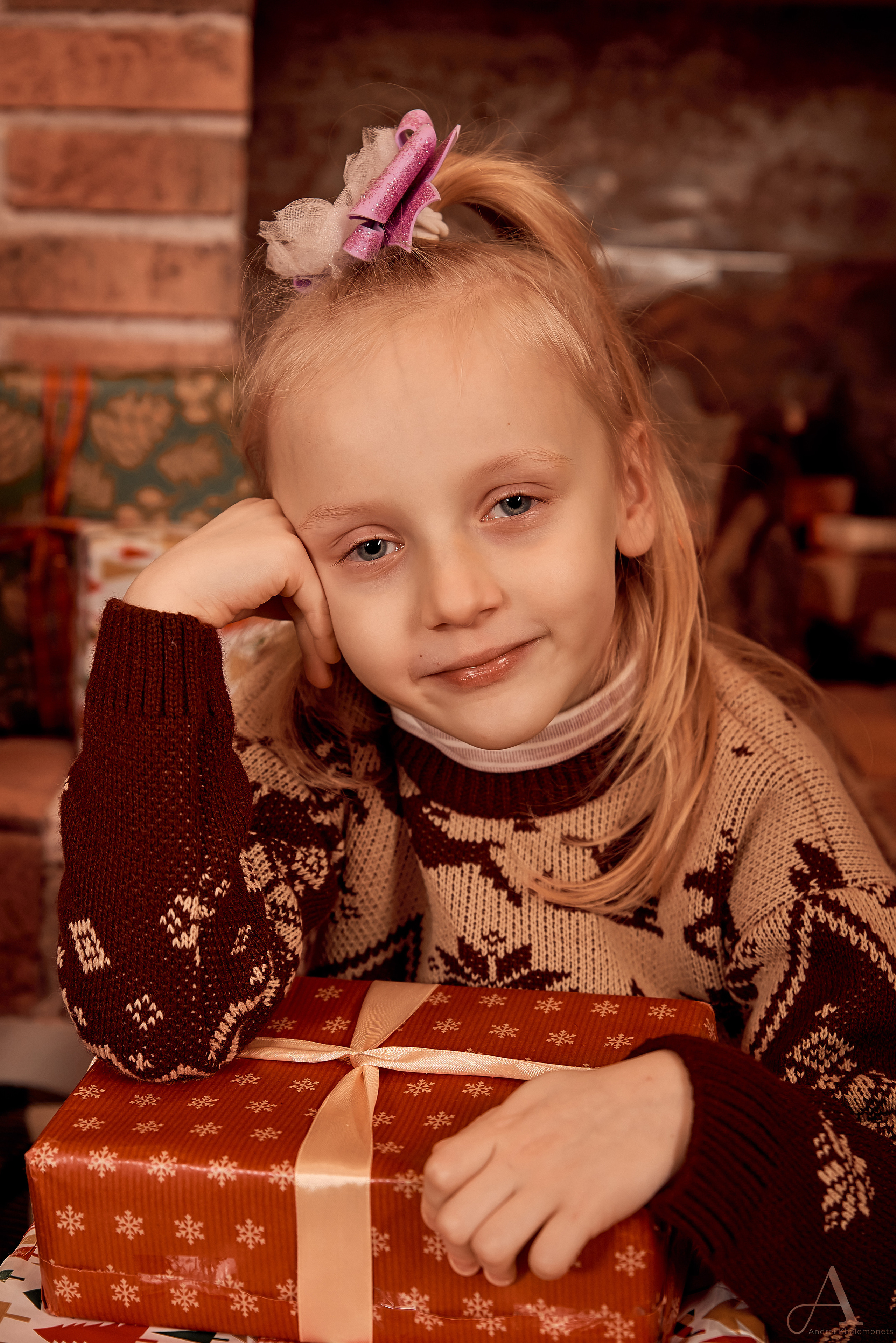 Портрет маленькой девочки с новогодним, рождественским подарком, крупный план.