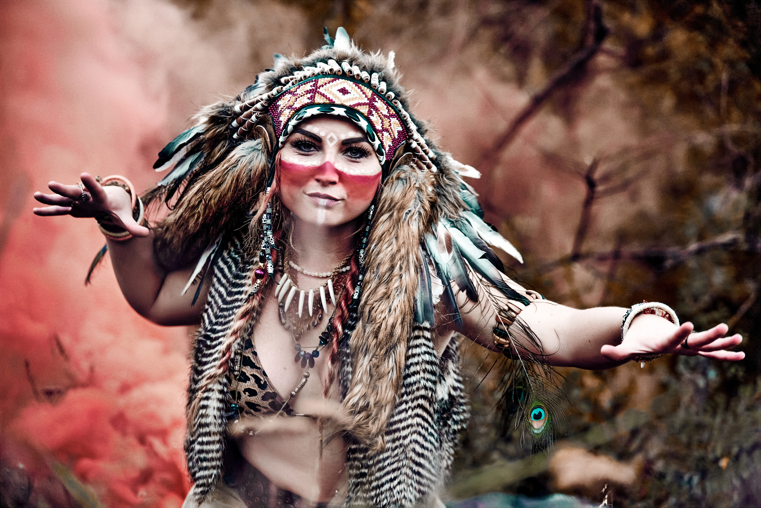 Фотосессия с цветным дымом, девушка шаман танцует.