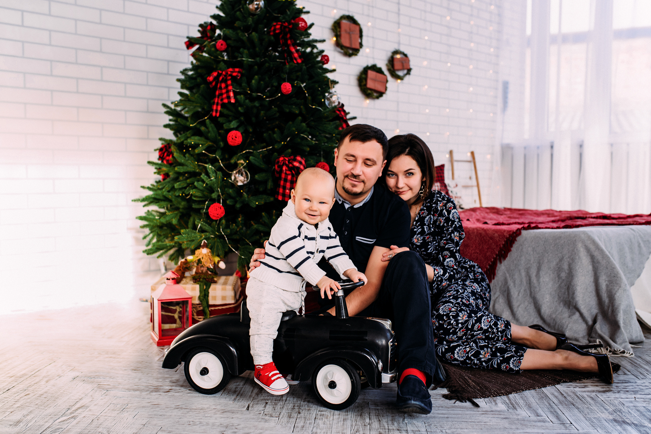 Щаслива сім’я в студії. Весільний фотограф | Рівне | Львів | Ваш фотограф на весілля