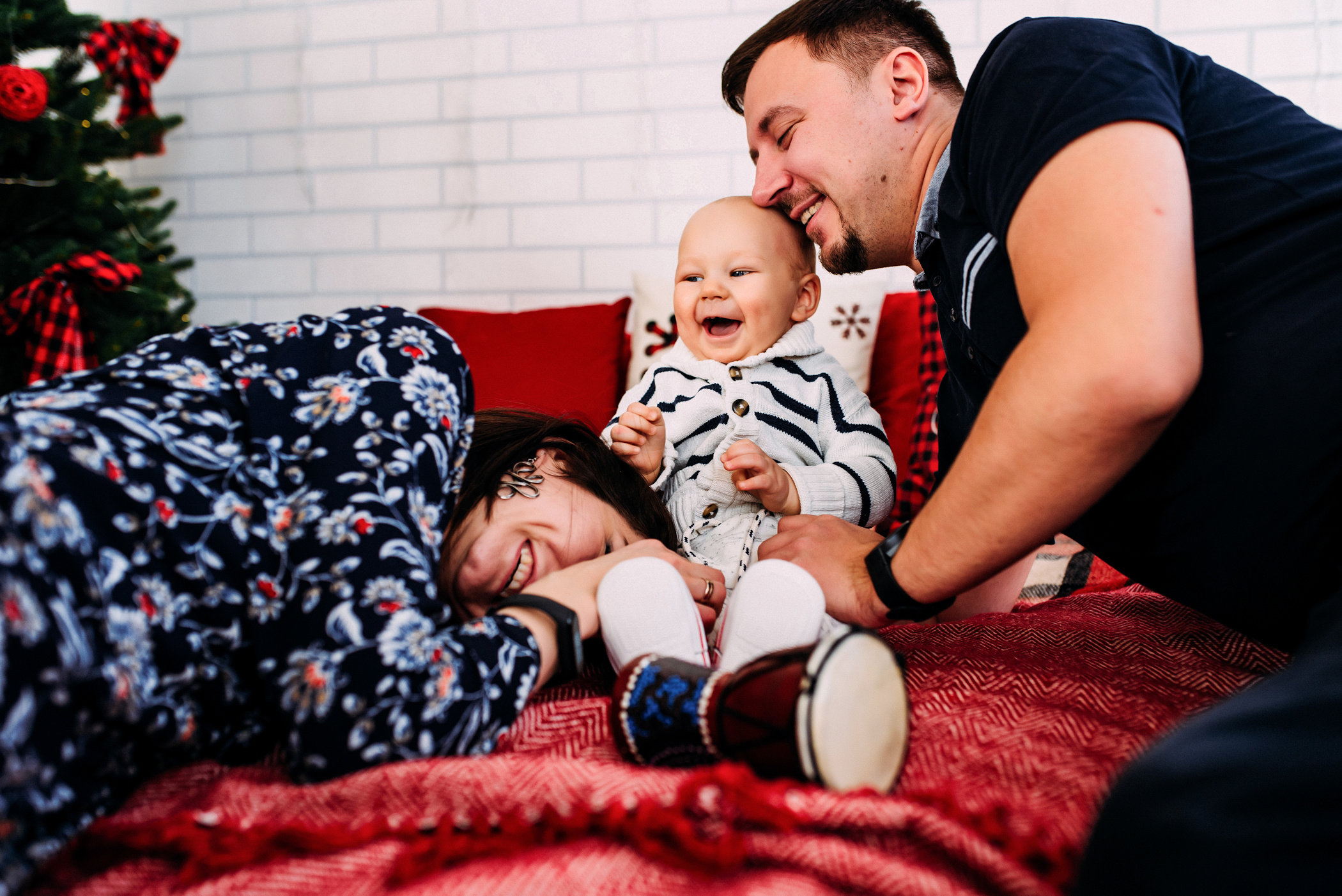 Щаслива сім’я в студії. Весільний фотограф | Рівне | Львів | Ваш фотограф на весілля