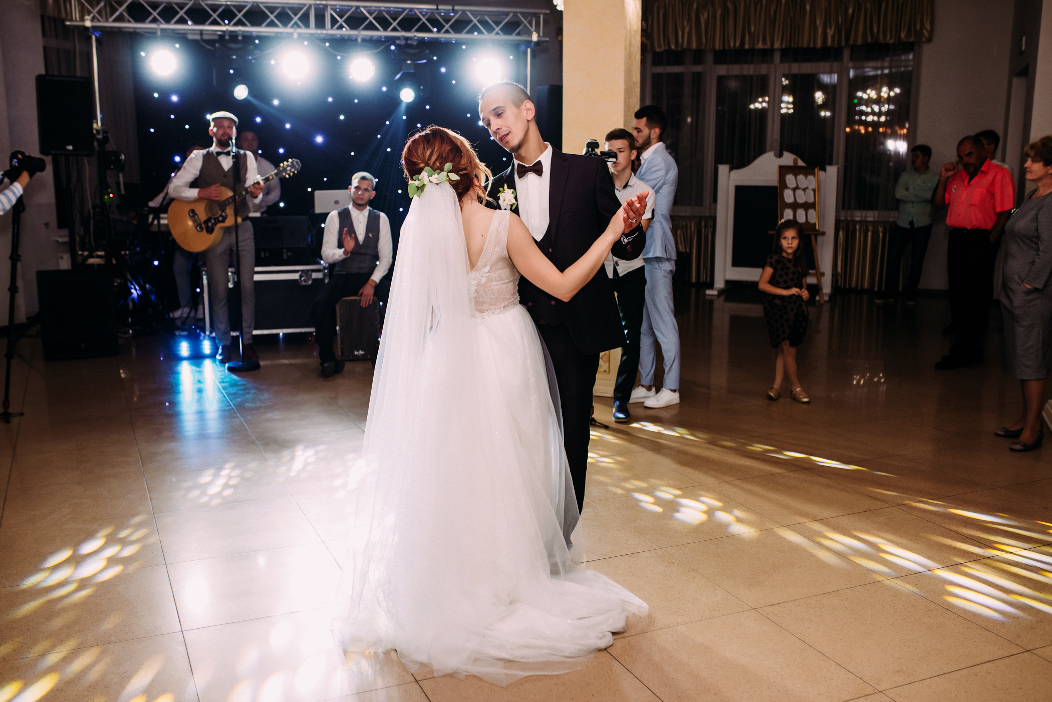 Атмосферне весілля закоханих молодят. Весільний фотограф | Рівне | Львів | Ваш фотограф на весілля