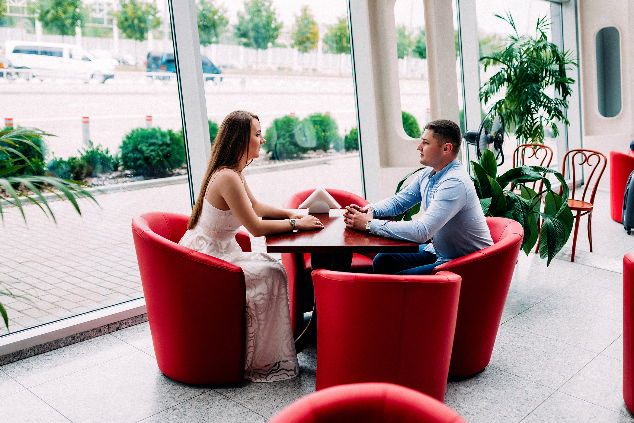 Історія закоханих в аеропорту. Весільний фотограф | Рівне | Львів | Ваш фотограф на весілля