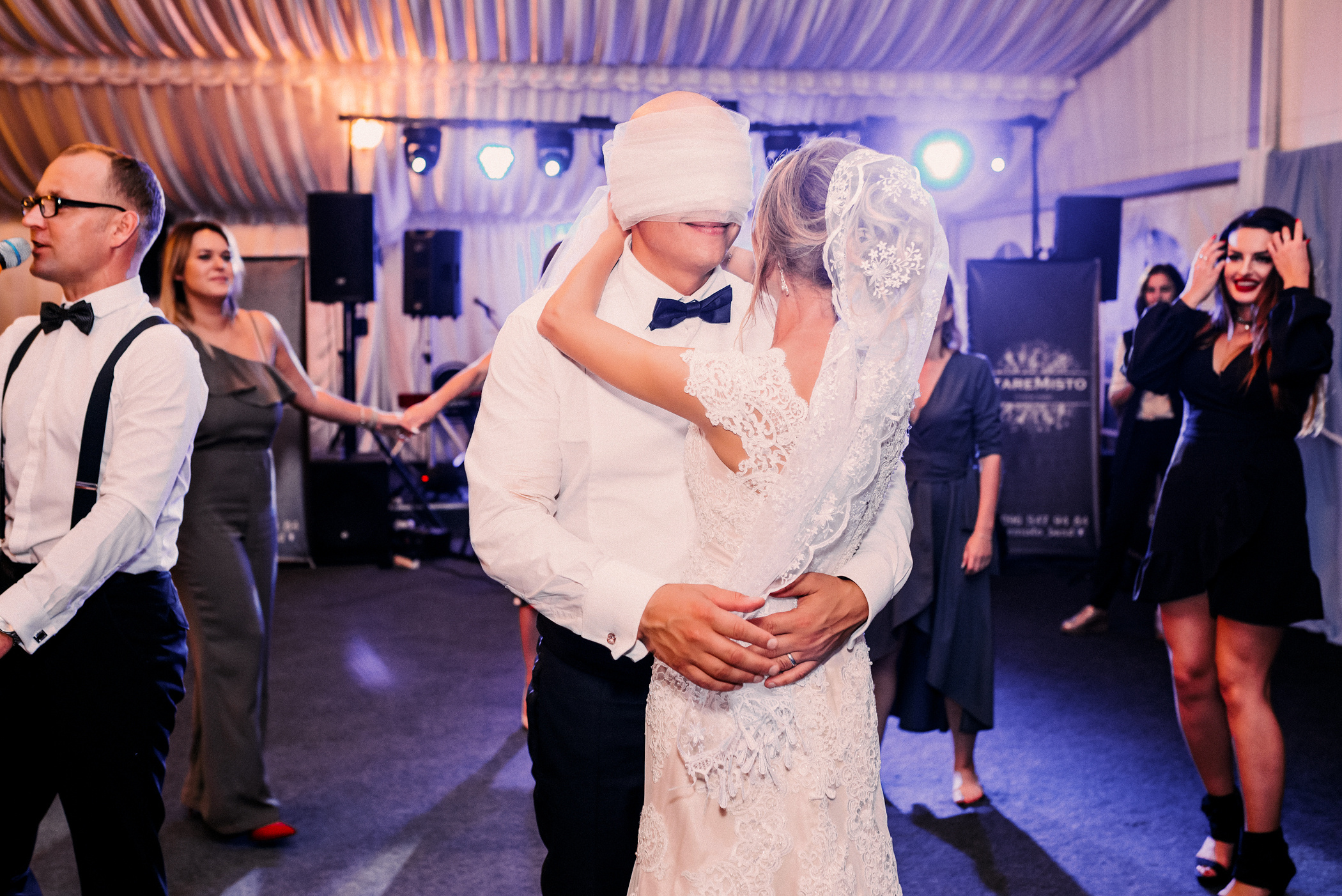 Інтернаціональне весілля в Дубенському замку. Весільний фотограф | Рівне | Львів | Ваш фотограф на весілля