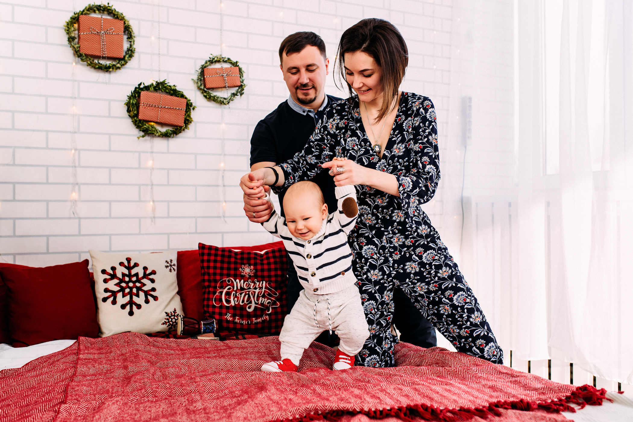 Щаслива сім’я в студії. Весільний фотограф | Рівне | Львів | Ваш фотограф на весілля